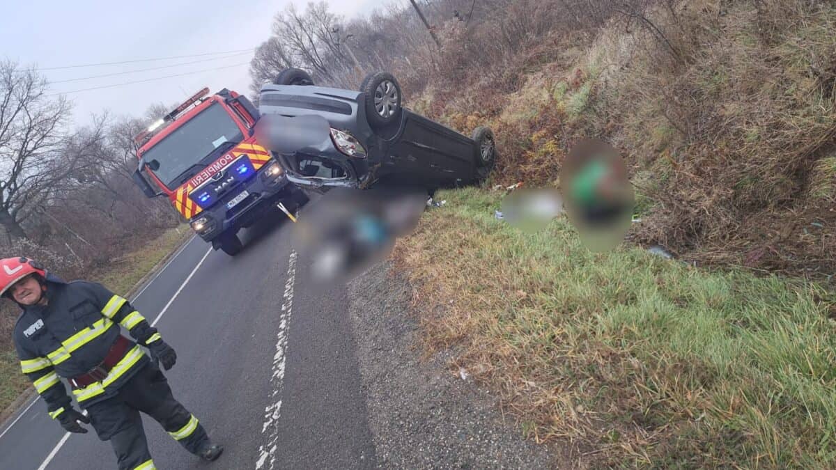 Accident la Hoghilag. O șoferiță s-a răsturnat cu mașina (foto video)