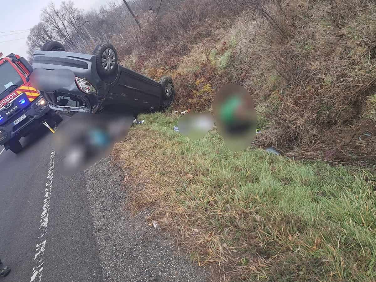 Accident la Hoghilag. O șoferiță s-a răsturnat cu mașina (foto video)