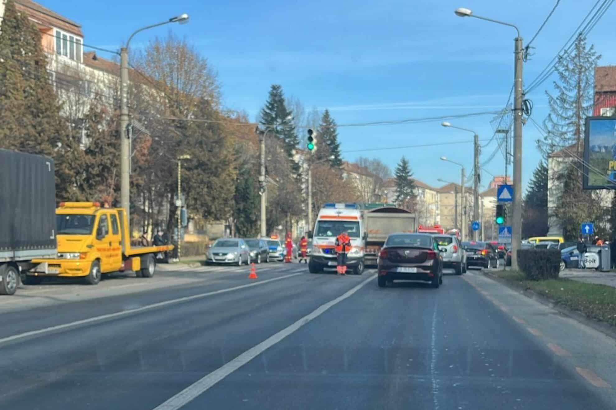 accident pe strada rahovei. o mașină s-a izbit de o basculantă