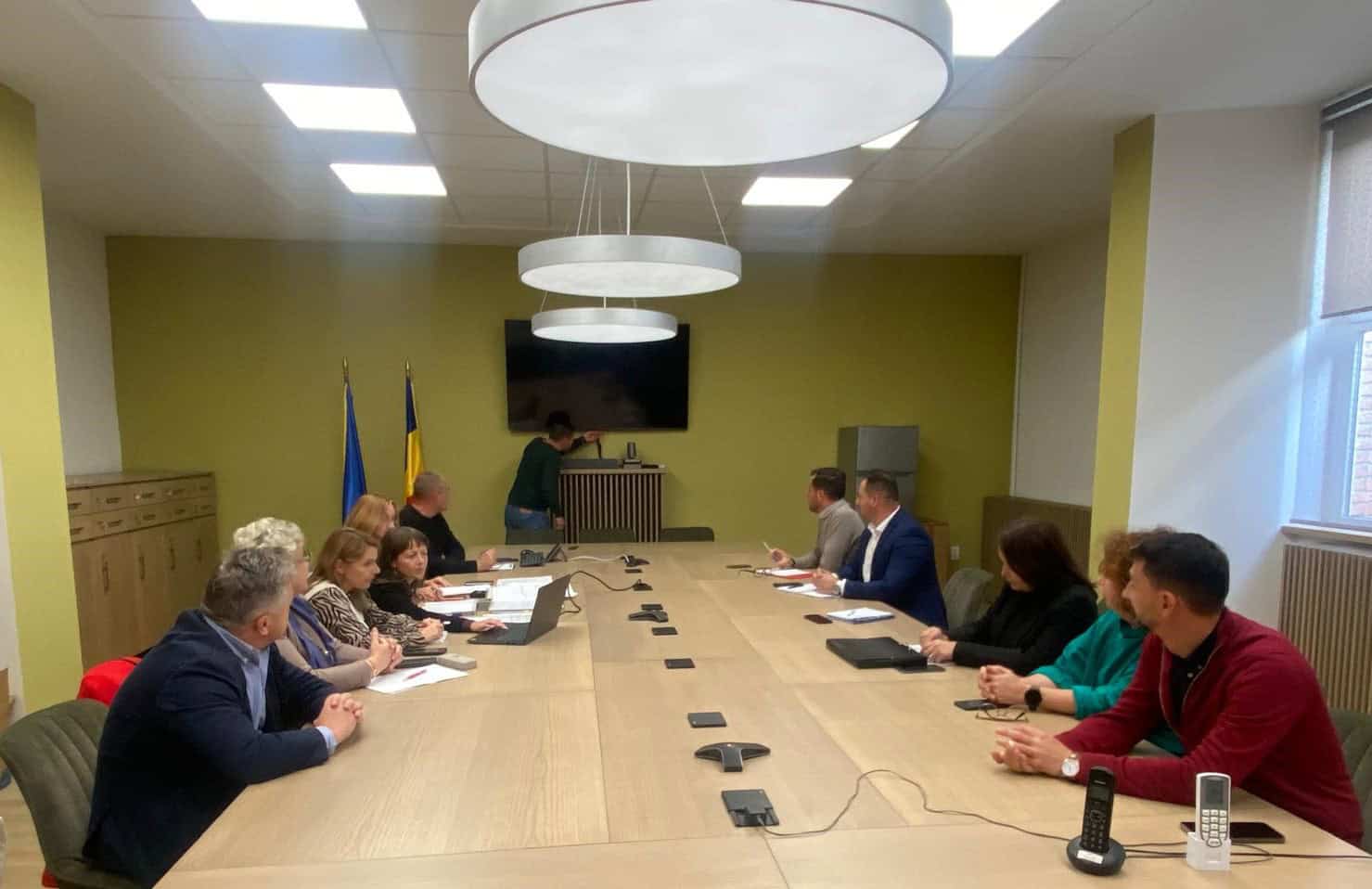 vizită oficială a unei delegații a primăriei mediaș la sediul administrației bazinale de apă mureș. se caută soluții pentru amenajarea malurilor râului târnava mare (foto)