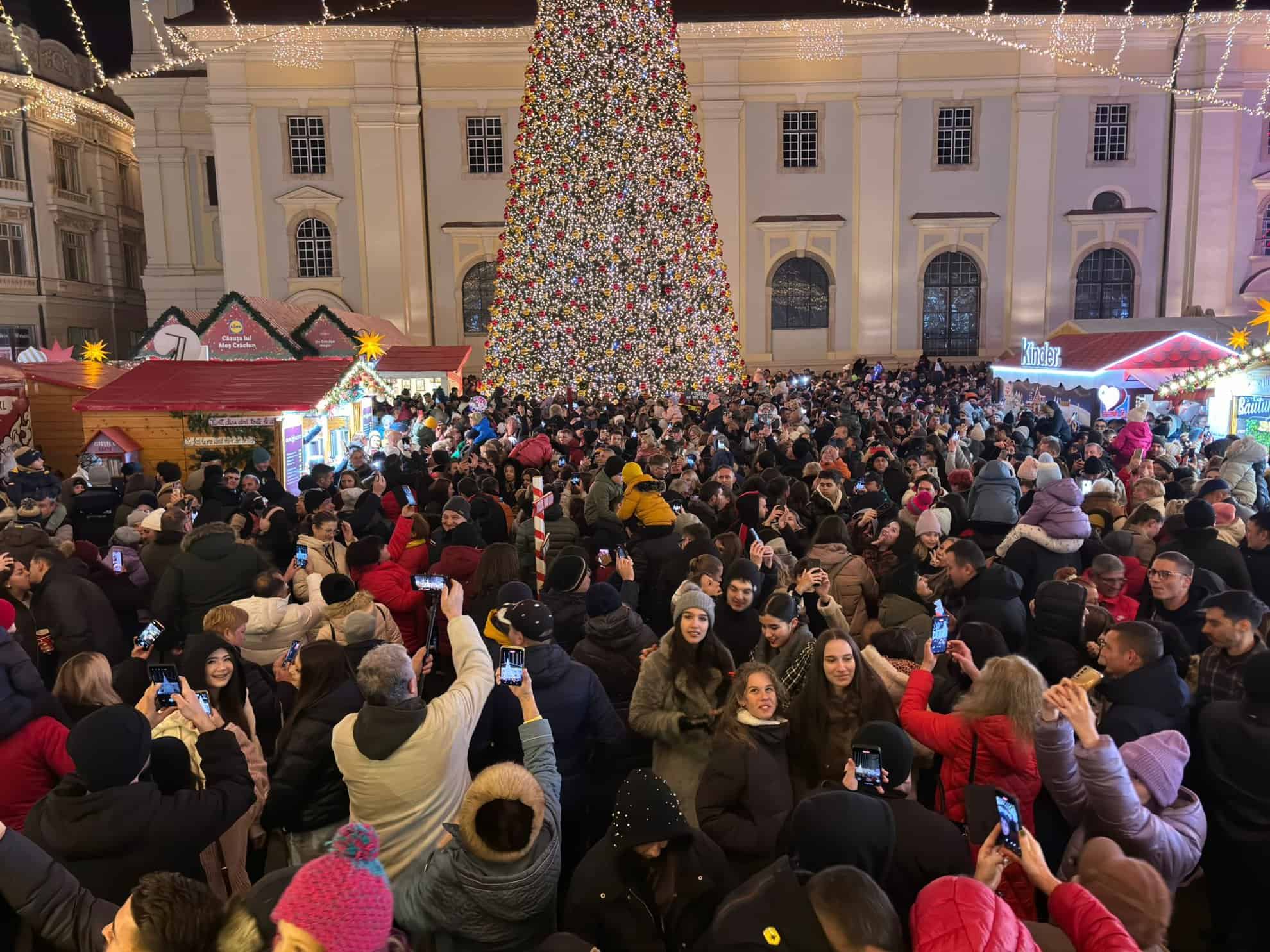 s-au aprins luminițele în centrul sibiului. târgul de crăciun, inaugurat oficial (video)