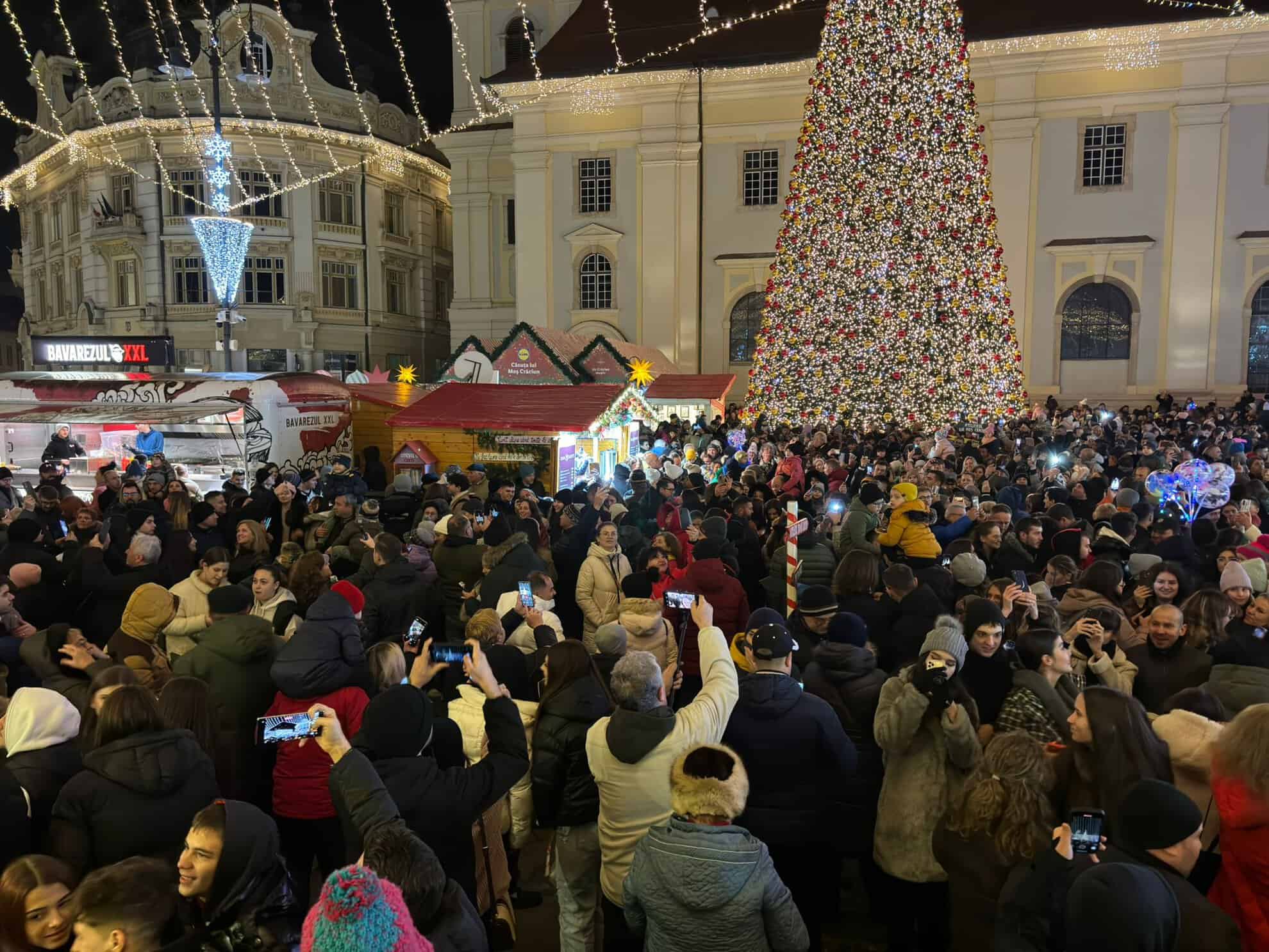 s-au aprins luminițele în centrul sibiului. târgul de crăciun, inaugurat oficial (video)