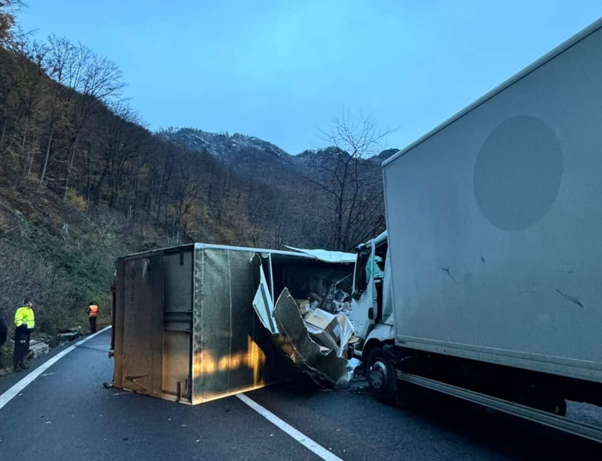 Trafic blocat pe DN7 la Brezoi în urma unui accident (foto) UPDATE