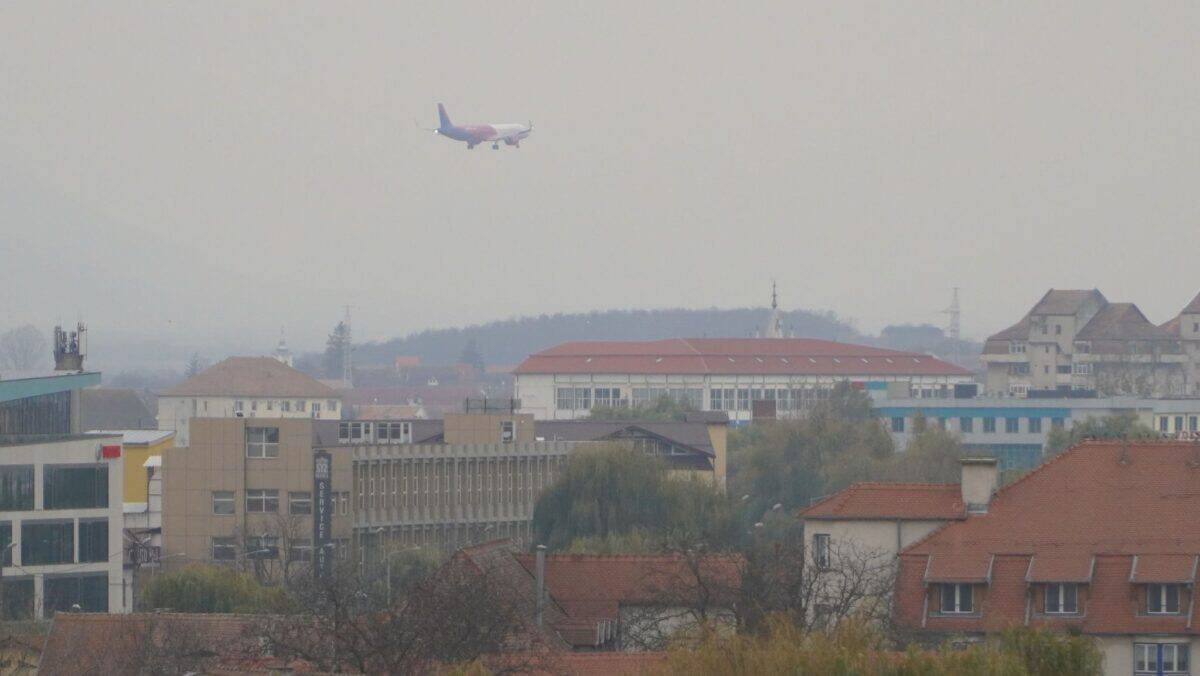 Avion care trebuia sa aterizeze la Sibiu, deviat la Cluj din cauza vântului (update)