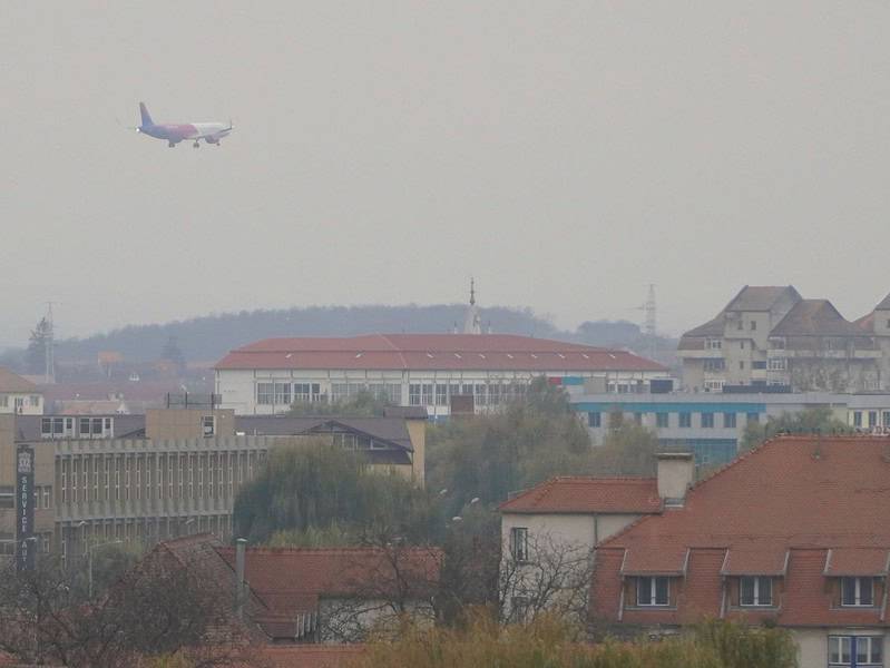 Un avion survolează din nou Sibiul. Face manevre specifice (foto video)