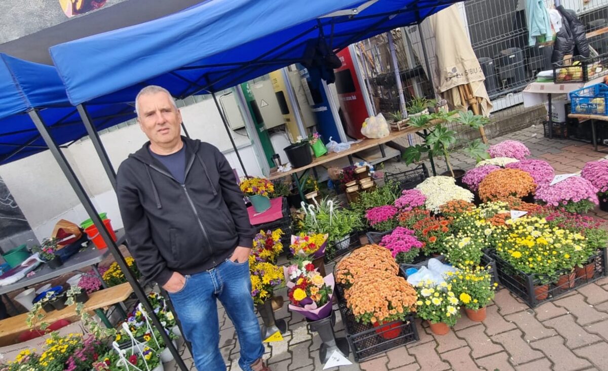 Povestea domnului Barbu, meșterul florilor din Piața Volantă Transilvania (foto)