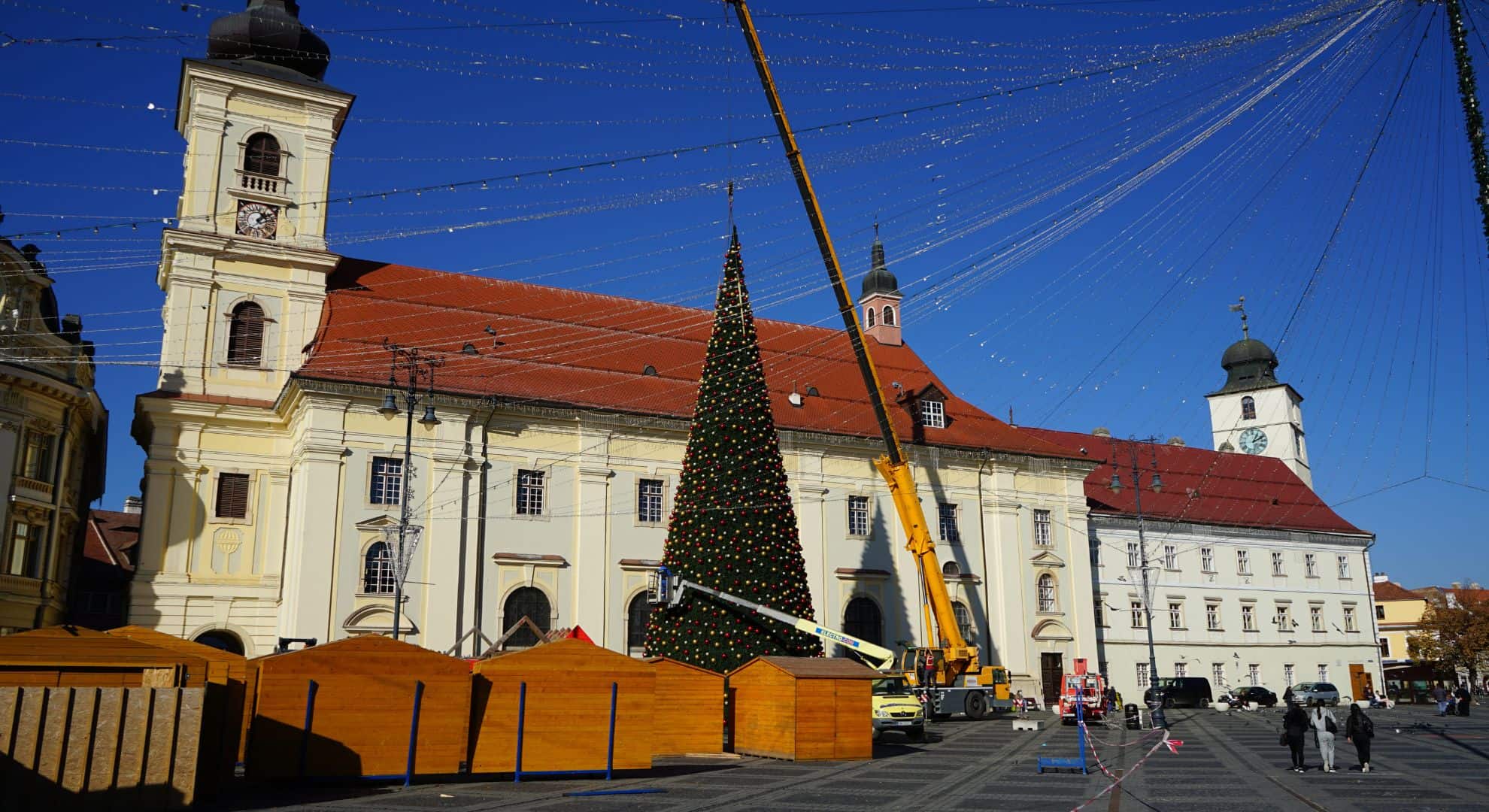 Ce spun sibienii și turiștii despre bradul de Crăciun al Sibiului. Unii s-au entuziasmat, alții nu prea... (video reportaj)