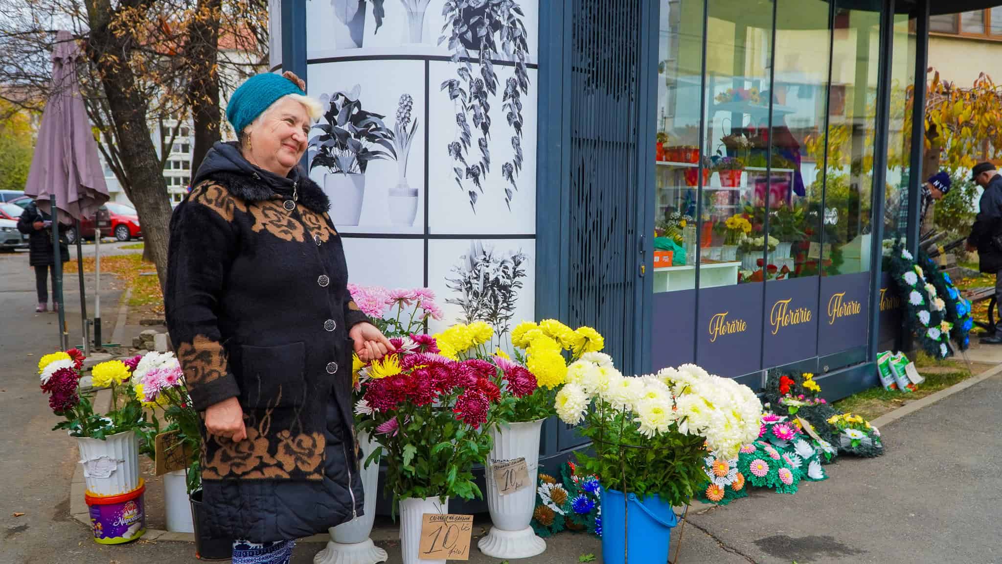 noile chioșcuri pentru flori cumpărate de primăria sibiu, inaugurate. arată bine, iar florăresele sunt încântate (foto video)