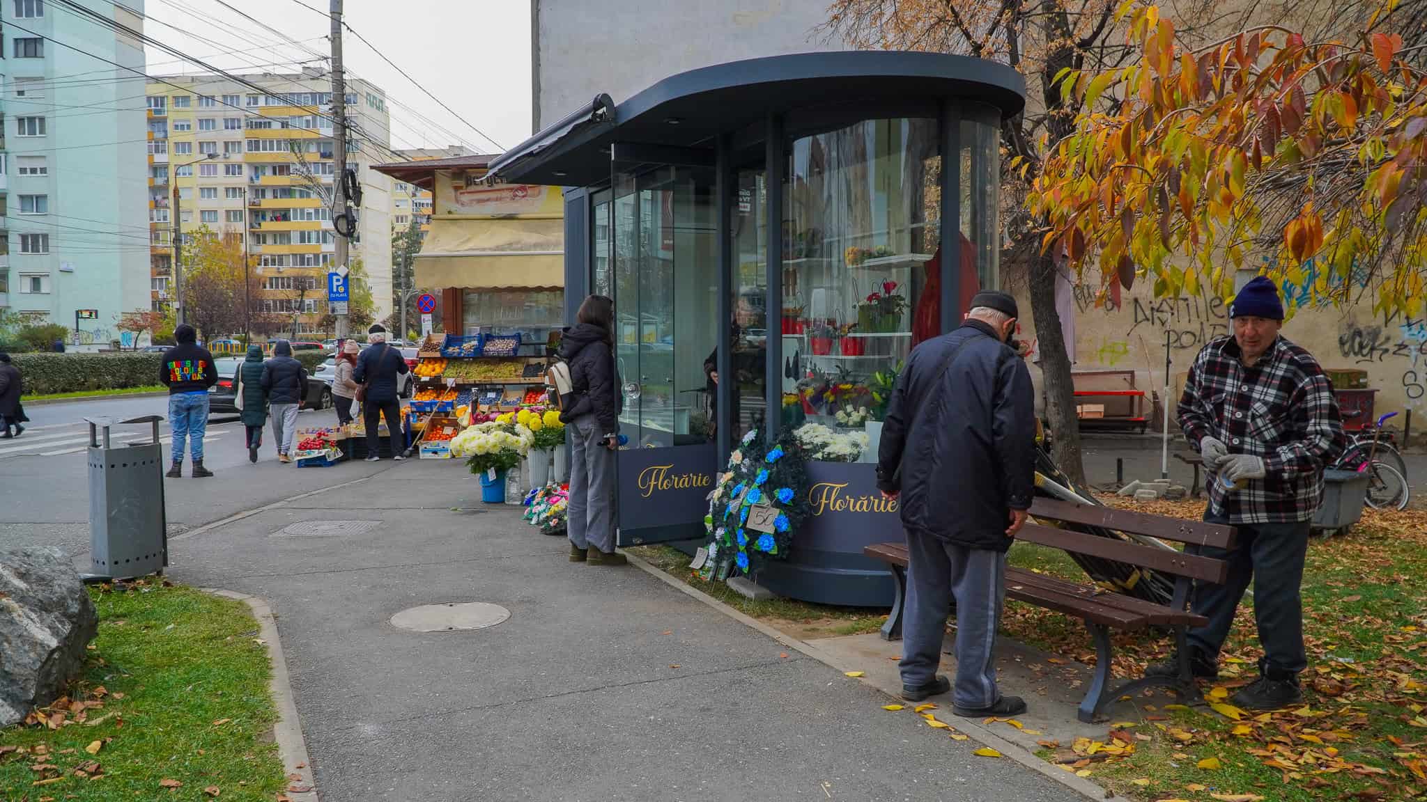 noile chioșcuri pentru flori cumpărate de primăria sibiu, inaugurate. arată bine, iar florăresele sunt încântate (foto video)