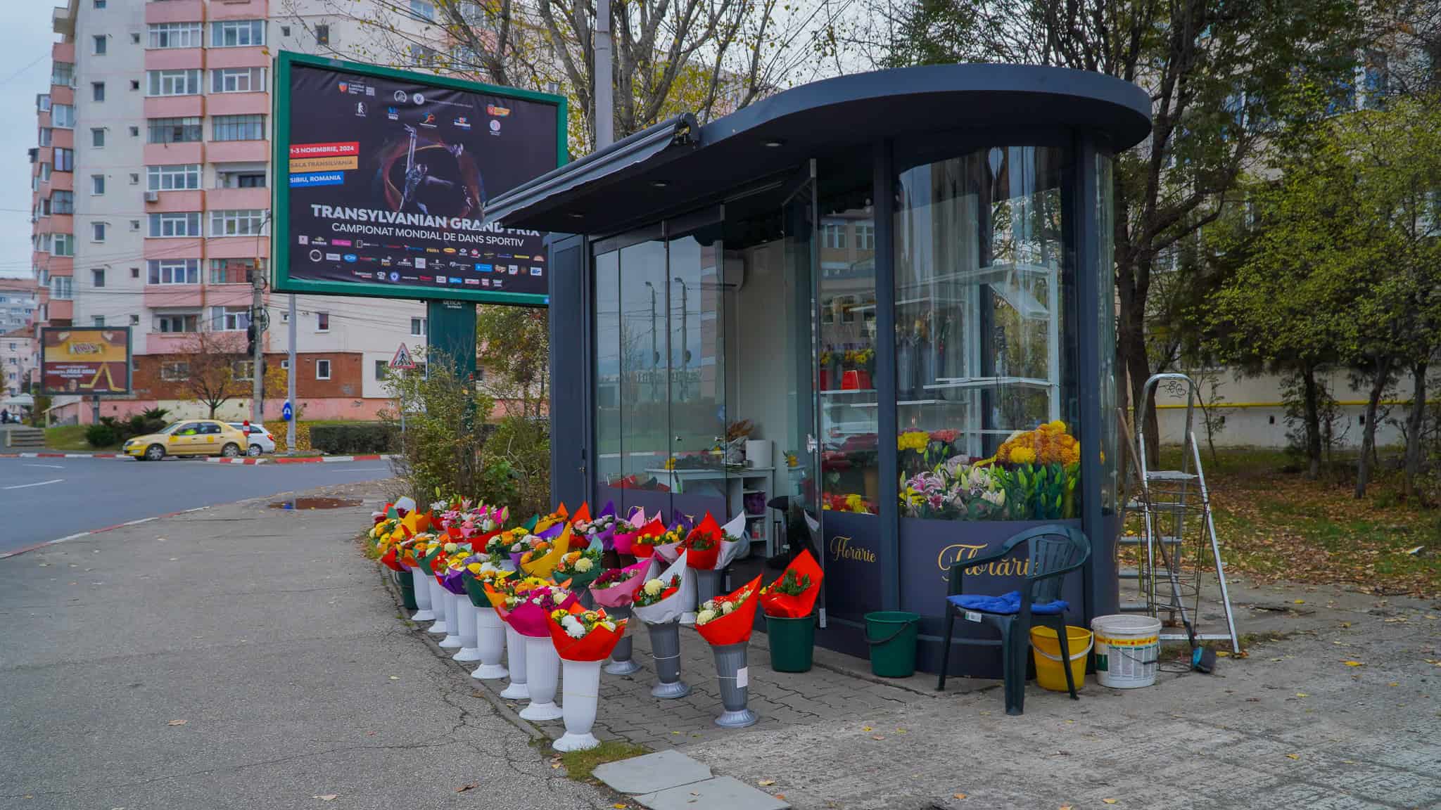 noile chioșcuri pentru flori cumpărate de primăria sibiu, inaugurate. arată bine, iar florăresele sunt încântate (foto video)