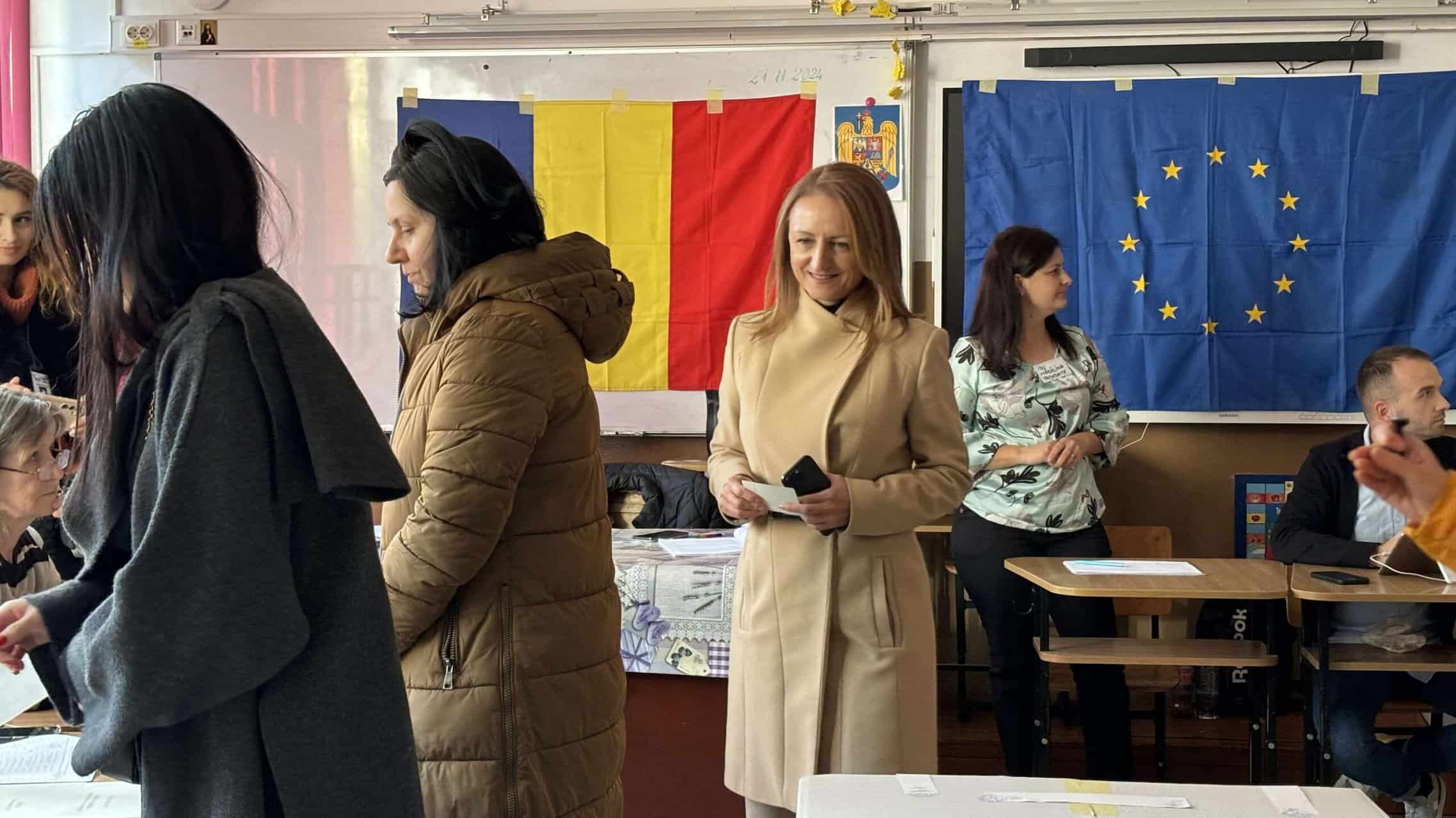 Daniela Cîmpean a mers la vot cu fiicele ei. Președinta CJ Sibiu: „Îi îndemn pe sibieni să voteze rațional” (video)