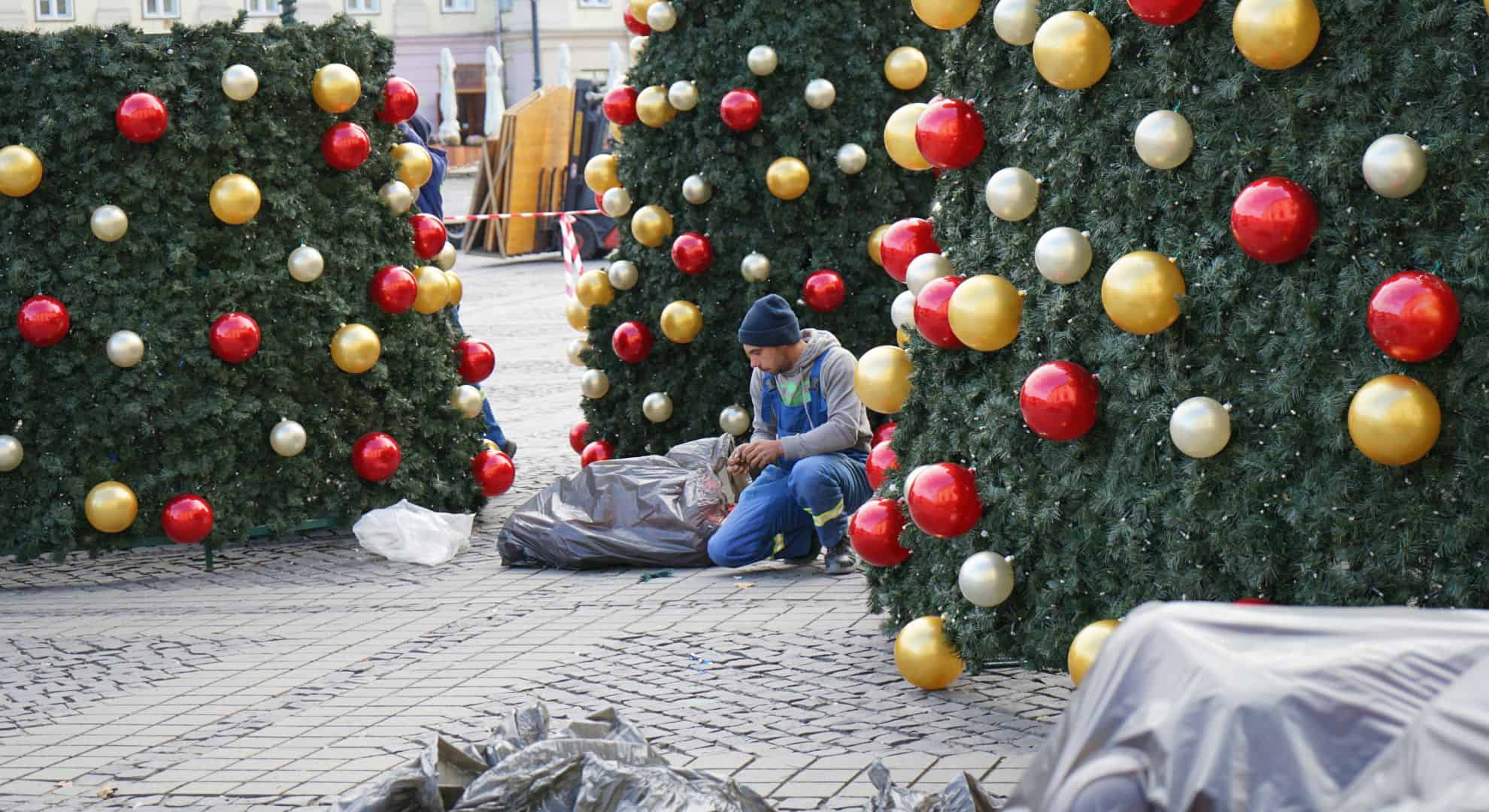 magia sărbătorilor prinde viață la sibiu. bradul din târgul de crăciun este aproape gata (video, foto)