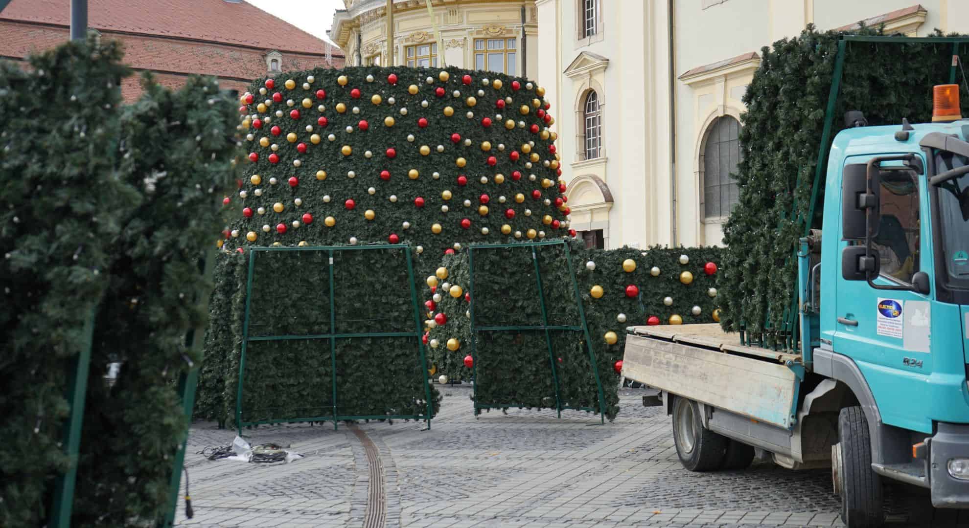 magia sărbătorilor prinde viață la sibiu. bradul din târgul de crăciun este aproape gata (video, foto)