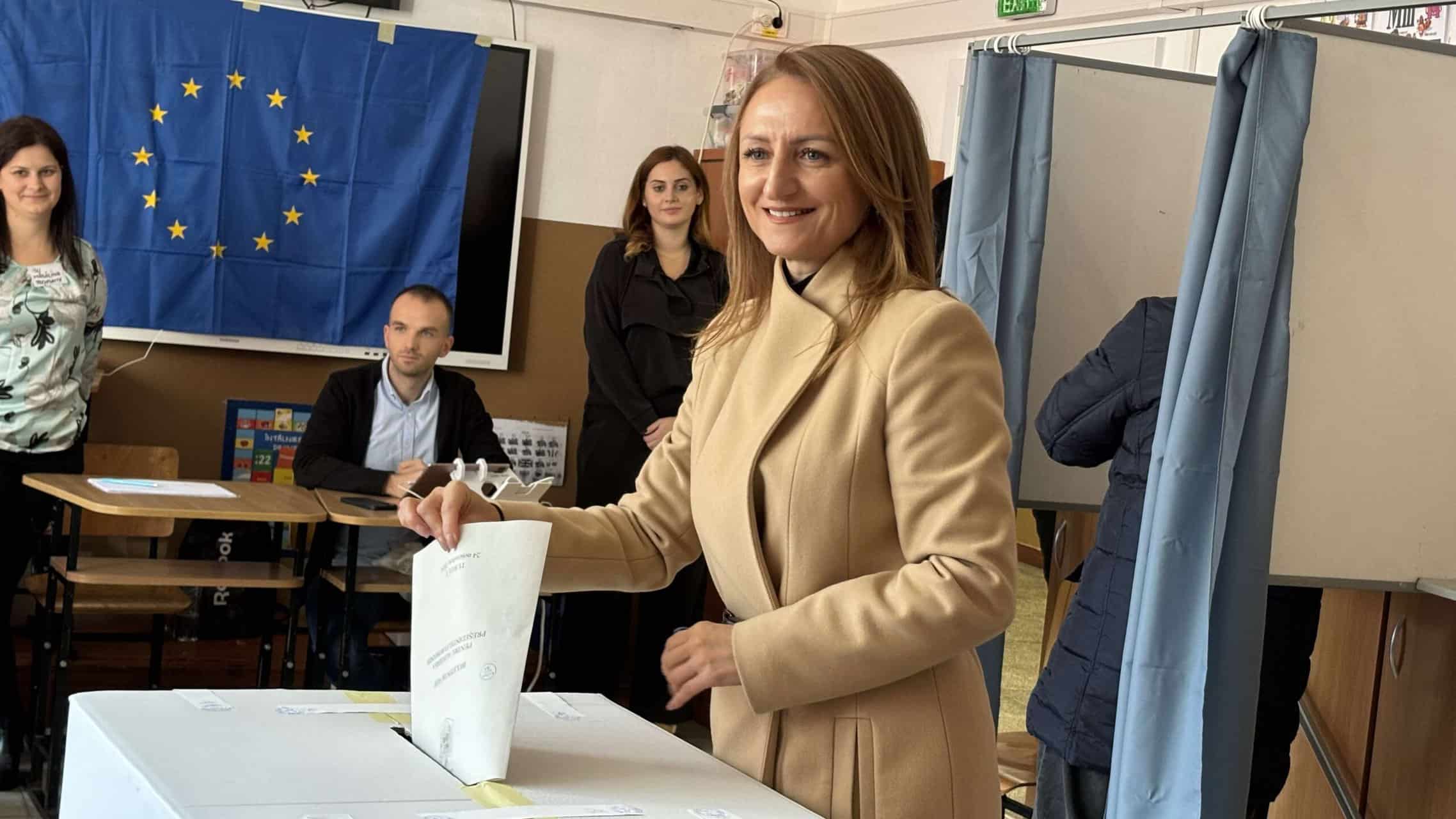 Daniela Cîmpean a mers la vot cu fiicele ei. Președinta CJ Sibiu: „Îi îndemn pe sibieni să voteze rațional” (video)