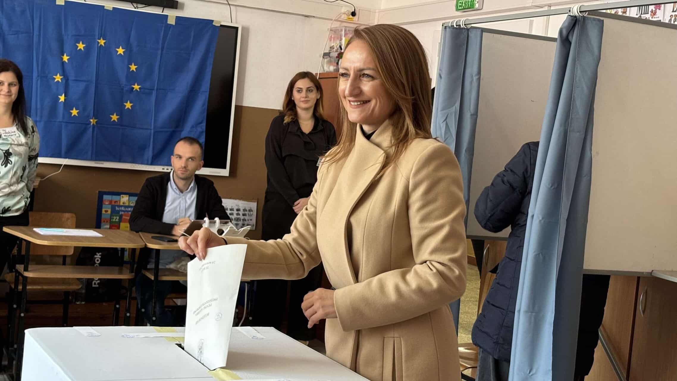 Daniela Cîmpean a mers la vot cu fiicele ei. Președinta CJ Sibiu: „Îi îndemn pe sibieni să voteze rațional” (video)