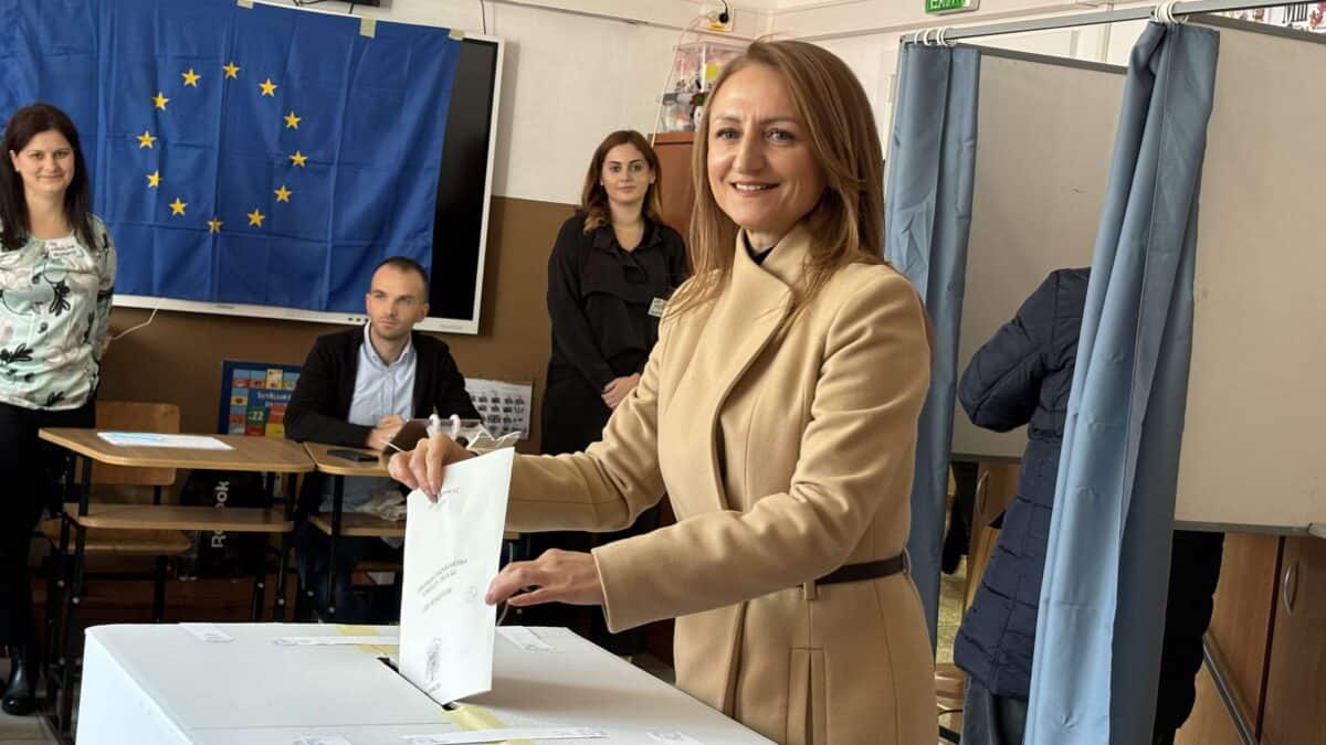 Daniela Cîmpean a mers la vot cu fiicele ei. Președinta CJ Sibiu: „Îi îndemn pe sibieni să voteze rațional” (video)