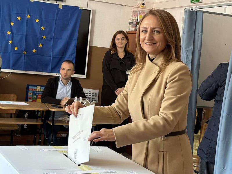 Daniela Cîmpean a mers la vot cu fiicele ei. Președinta CJ Sibiu: „Îi îndemn pe sibieni să voteze rațional” (video)