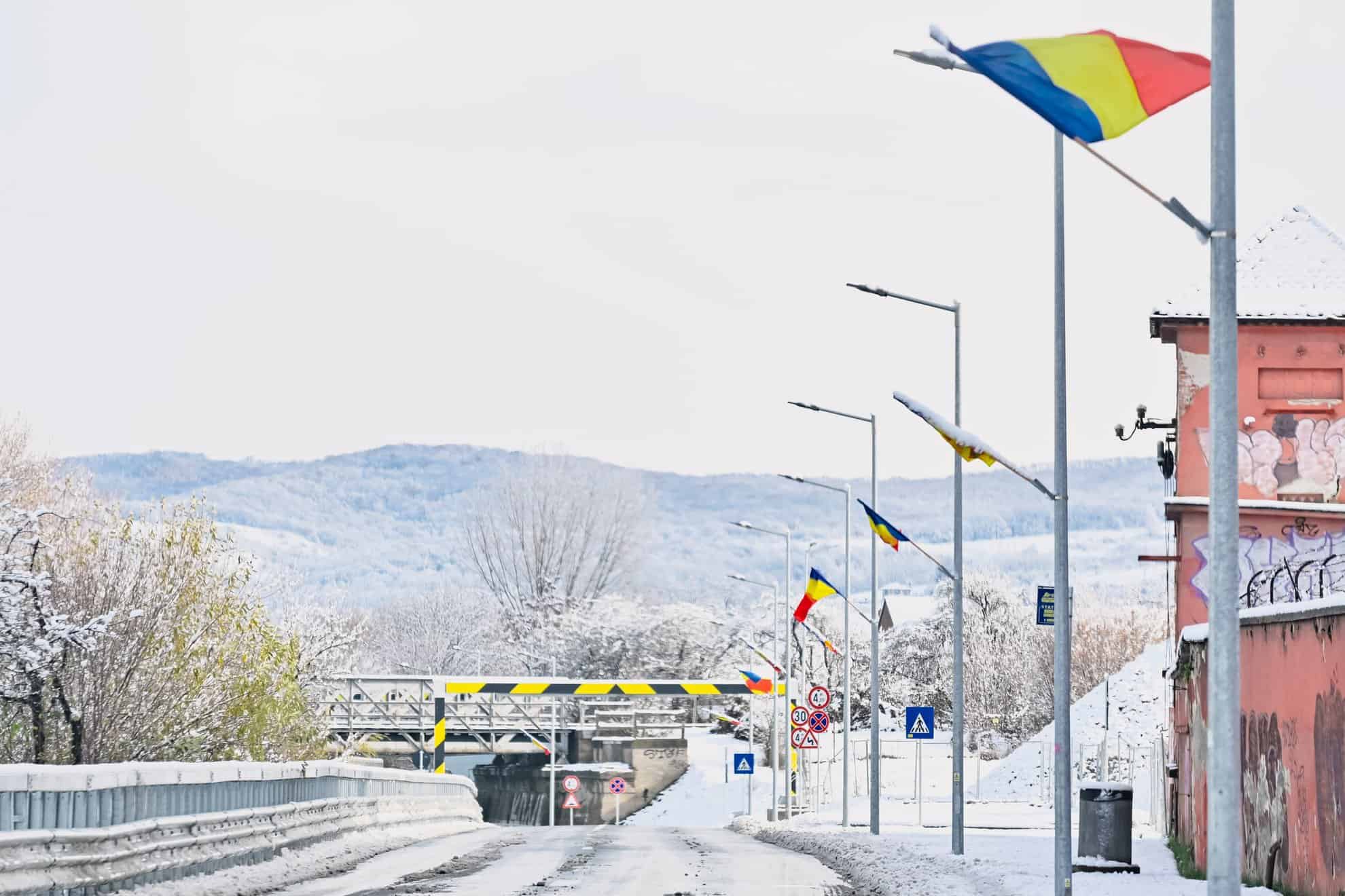 Sibiul se pregătește de sărbătoare. A început montarea drapelelor (foto)