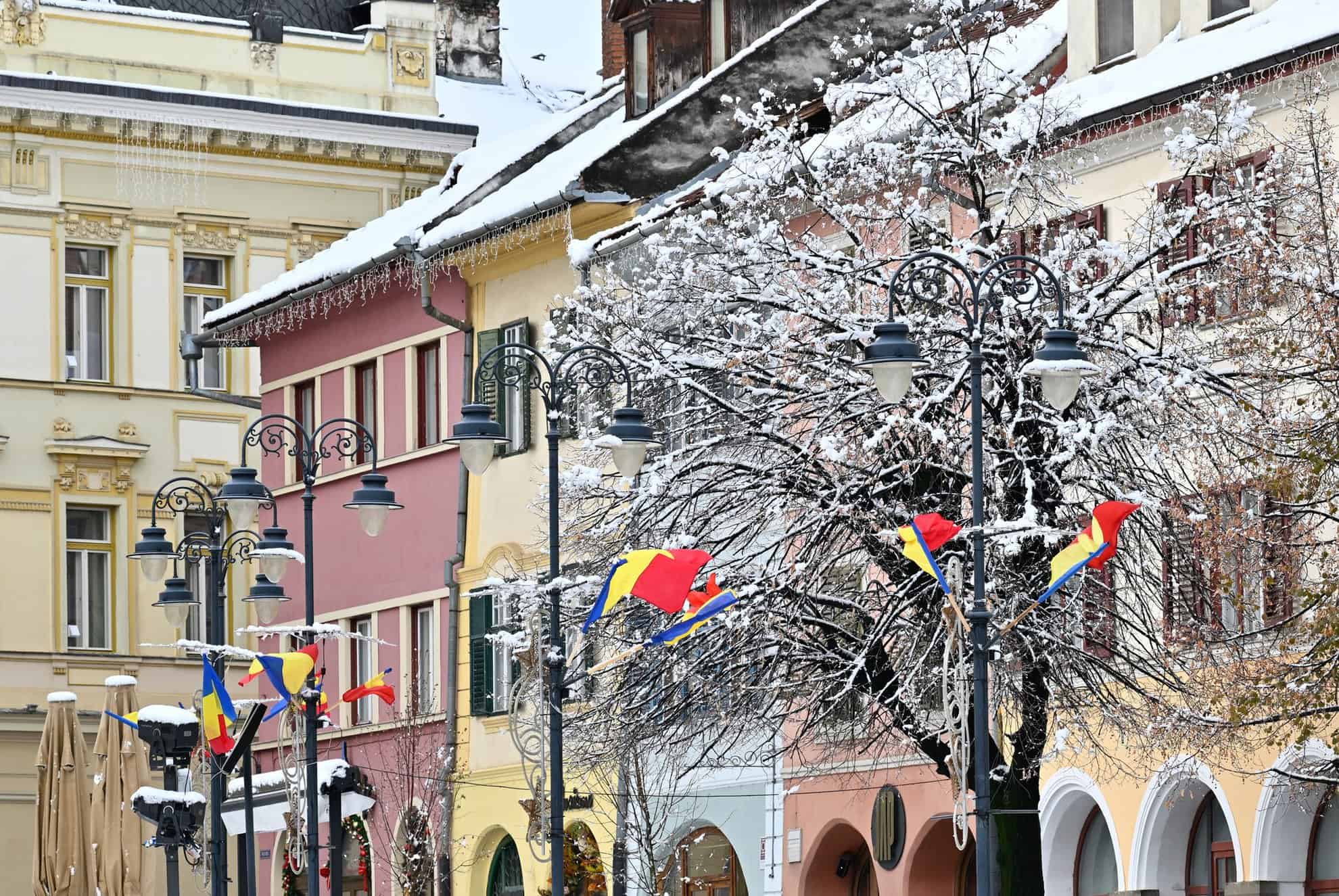 Sibiul se pregătește de sărbătoare. A început montarea drapelelor (foto)