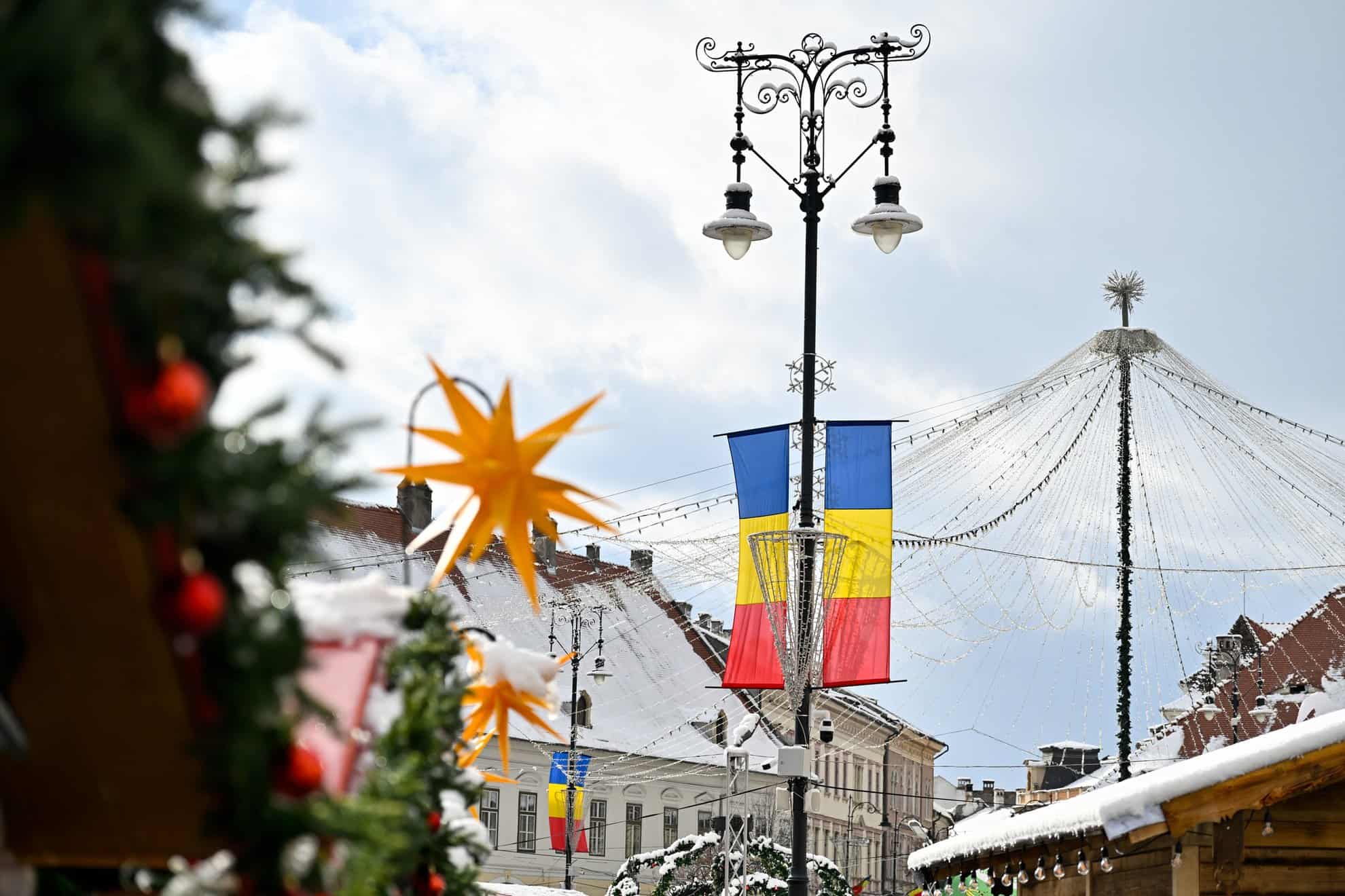 Sibiul se pregătește de sărbătoare. A început montarea drapelelor (foto)