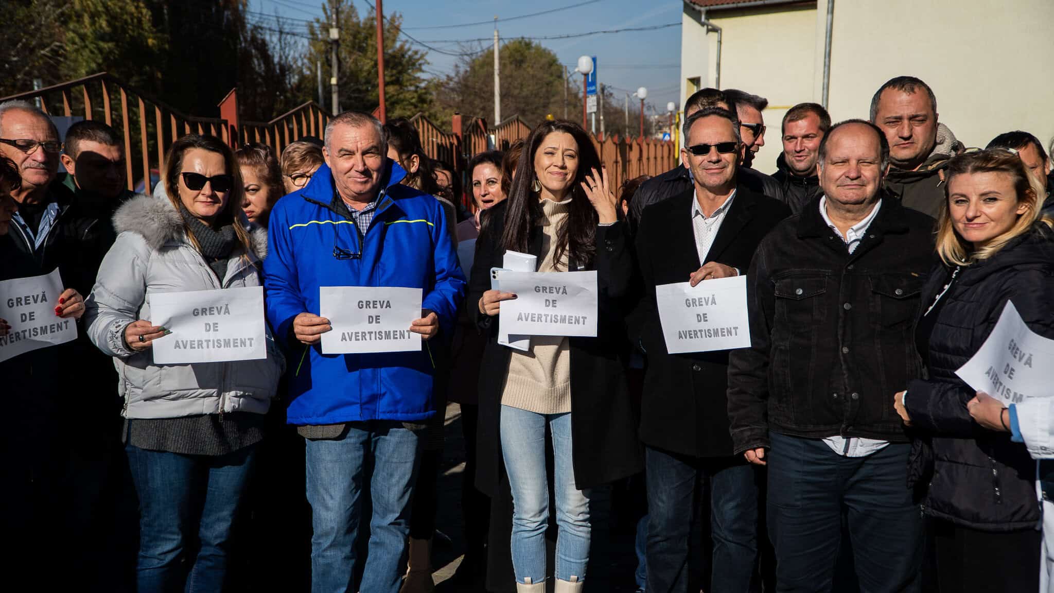 zeci de angajați ai dsvsa sibiu protestează vineri. „vrem asimilare cu apia și afir” (foto, video)