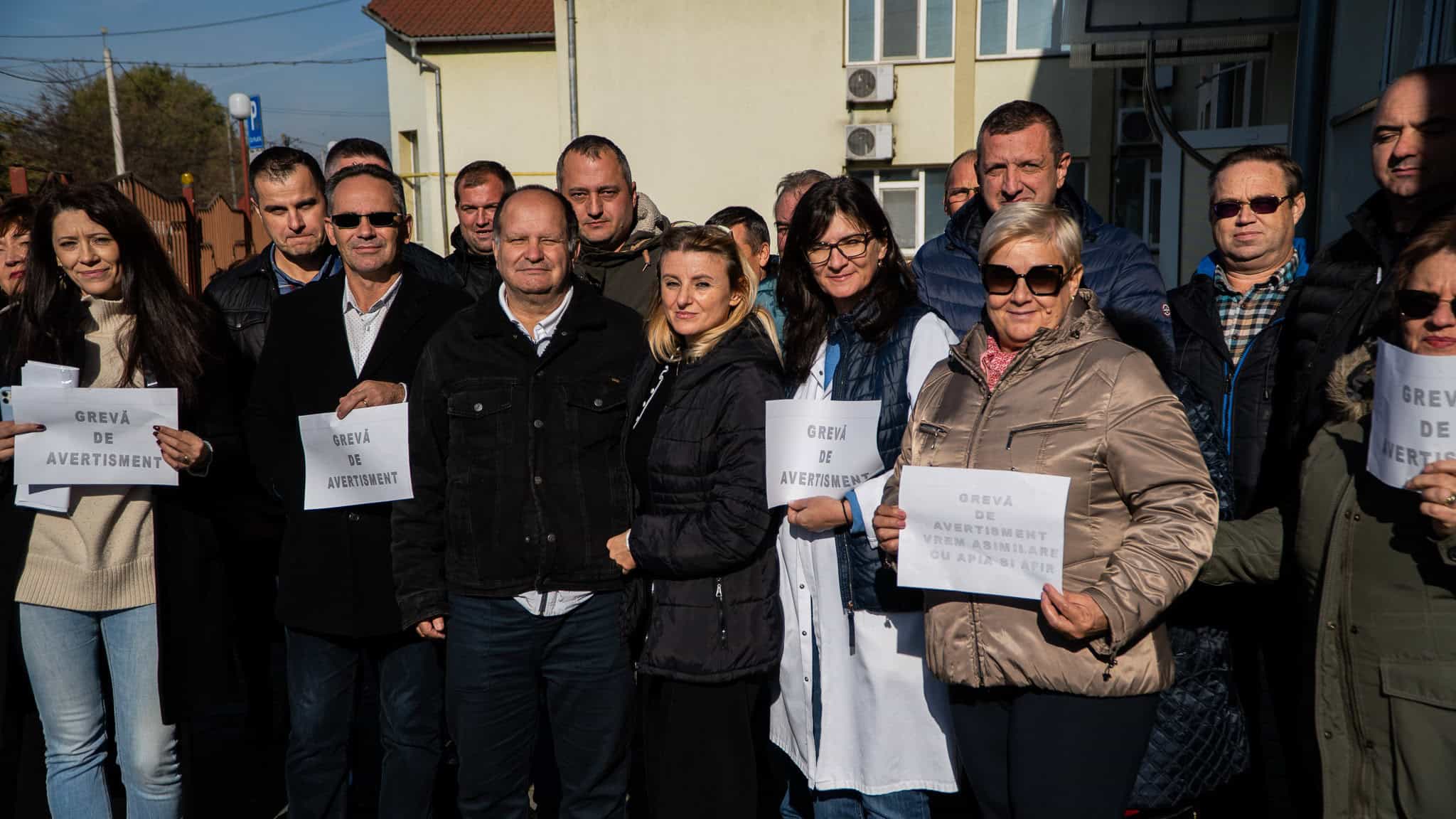 zeci de angajați ai dsvsa sibiu protestează vineri. „vrem asimilare cu apia și afir” (foto, video)