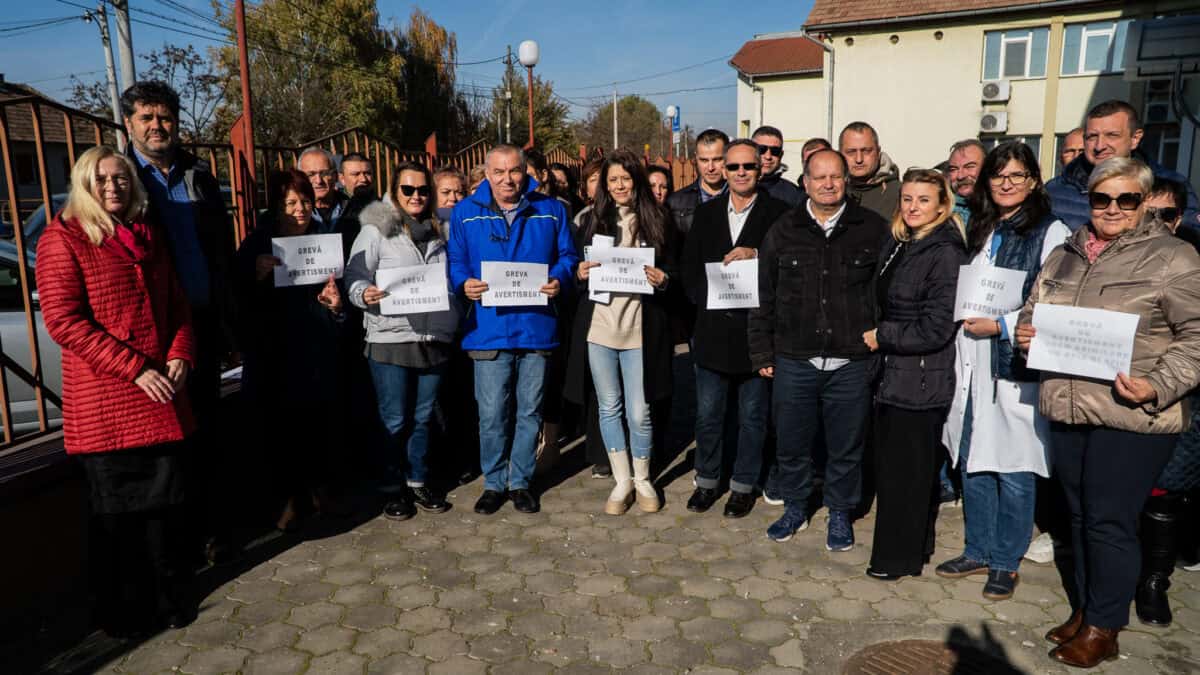 zeci de angajați ai dsvsa sibiu protestează vineri. „vrem asimilare cu apia și afir” (foto, video)