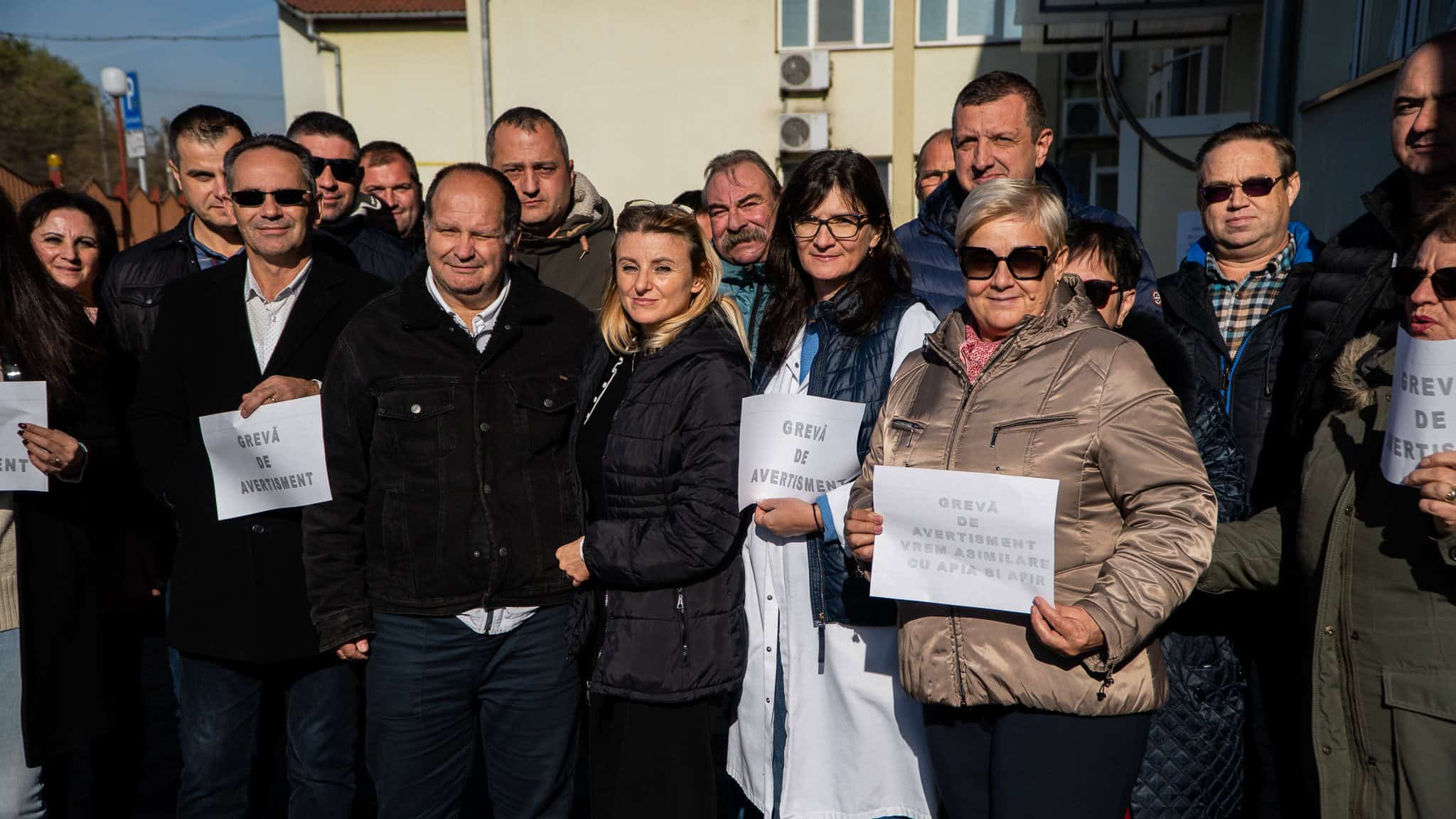 zeci de angajați ai dsvsa sibiu protestează vineri. „vrem asimilare cu apia și afir” (foto, video)