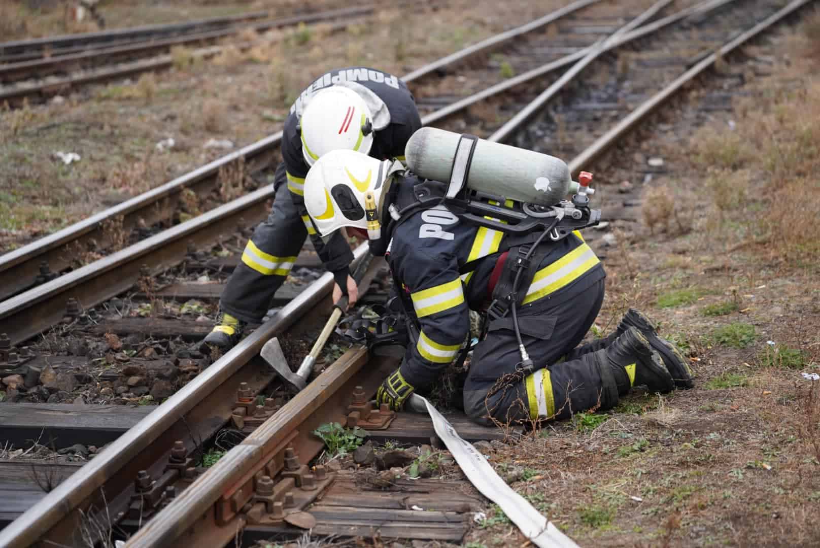 exercițiu isu de amploare la depoul cfr din sibiu. incendiu la vagoane și la o hală de reparații (foto)