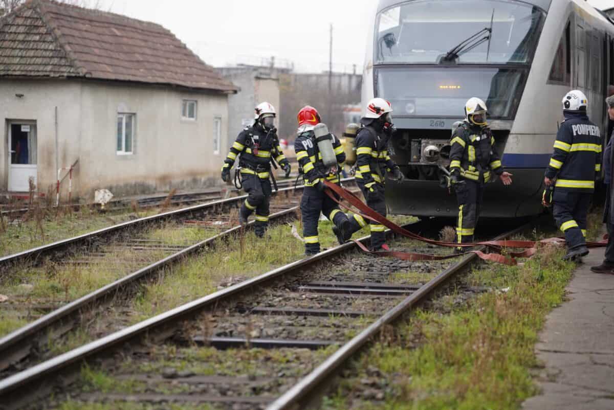 exercițiu isu de amploare la depoul cfr din sibiu. incendiu la vagoane și la o hală de reparații (foto)