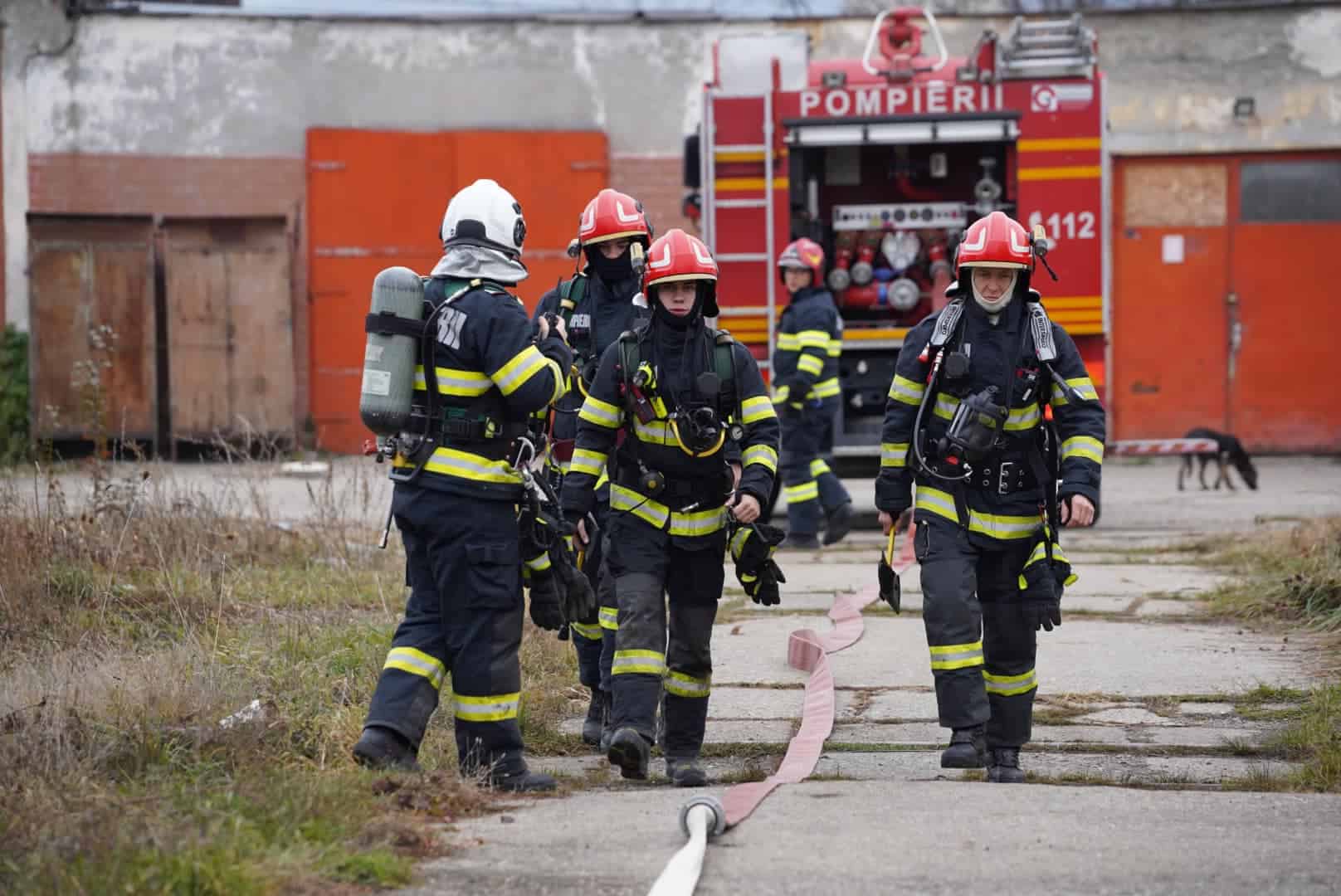 exercițiu isu de amploare la depoul cfr din sibiu. incendiu la vagoane și la o hală de reparații (foto)