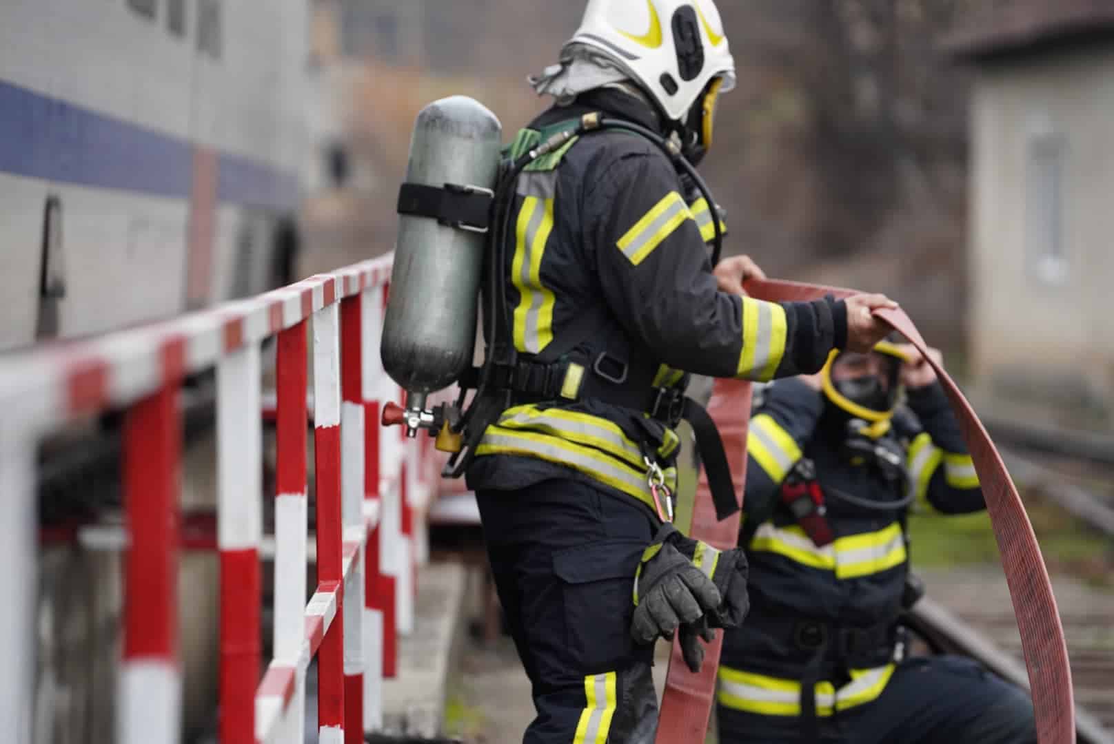 exercițiu isu de amploare la depoul cfr din sibiu. incendiu la vagoane și la o hală de reparații (foto)