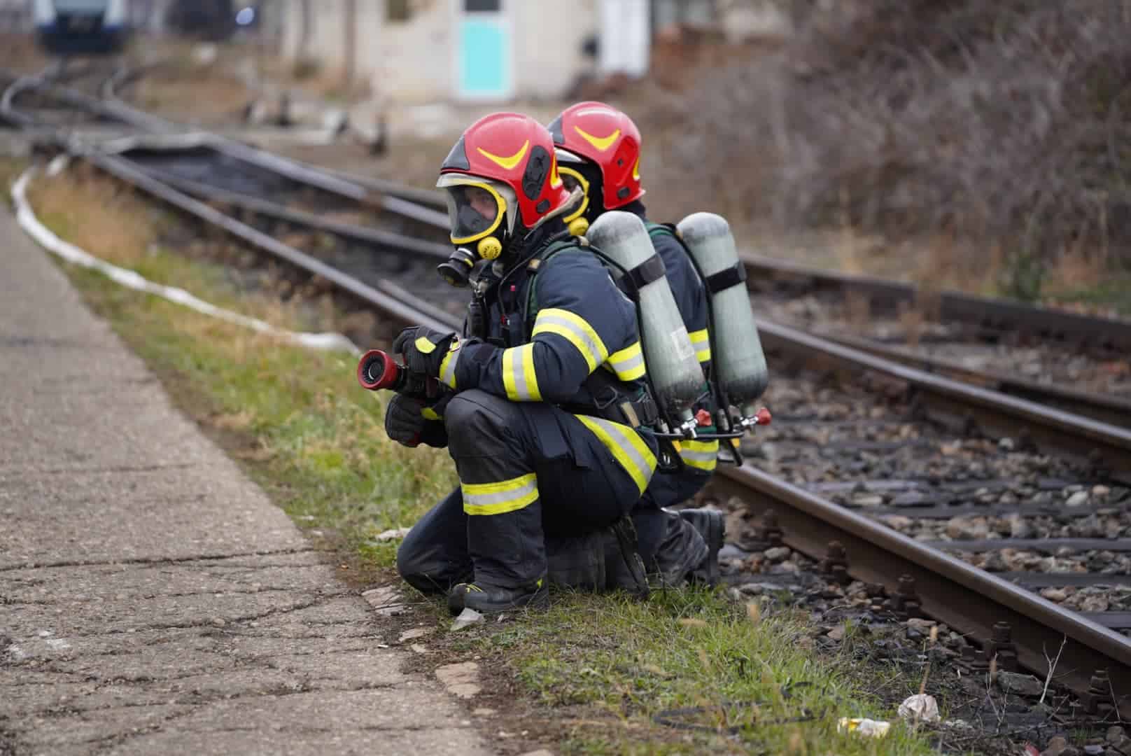 exercițiu isu de amploare la depoul cfr din sibiu. incendiu la vagoane și la o hală de reparații (foto)