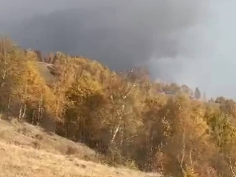 incendiu de pădure pe valea oltului, la câineni. pompierii acționează pe mai multe fronturi (video)