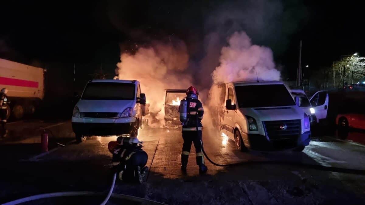 Incendiu puternic pe Ștefan cel Mare în Sibiu. Șase mașini au luat foc (foto) - UPDATE