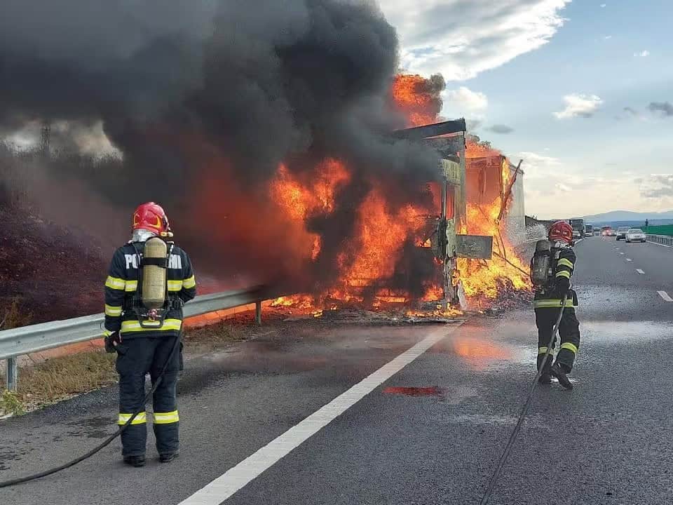 TIR plin cu hârtie igienică, cuprins de flăcări într-o parcare pe autostrada Sibiu - Sebeș