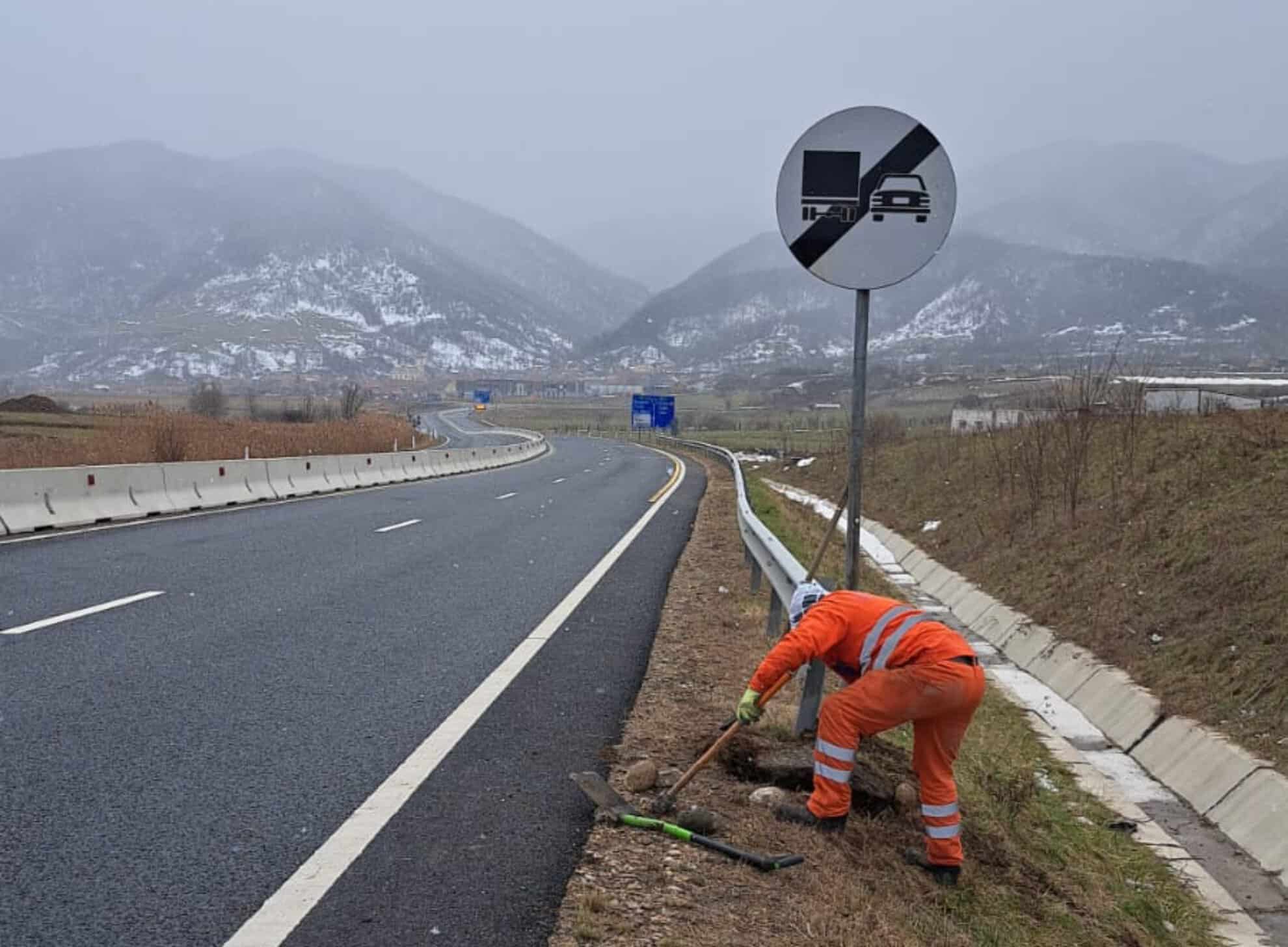 Zeci de semne de circulație doborâte de vânt în județul Sibiu. Drumarii au început reparațiile (foto)