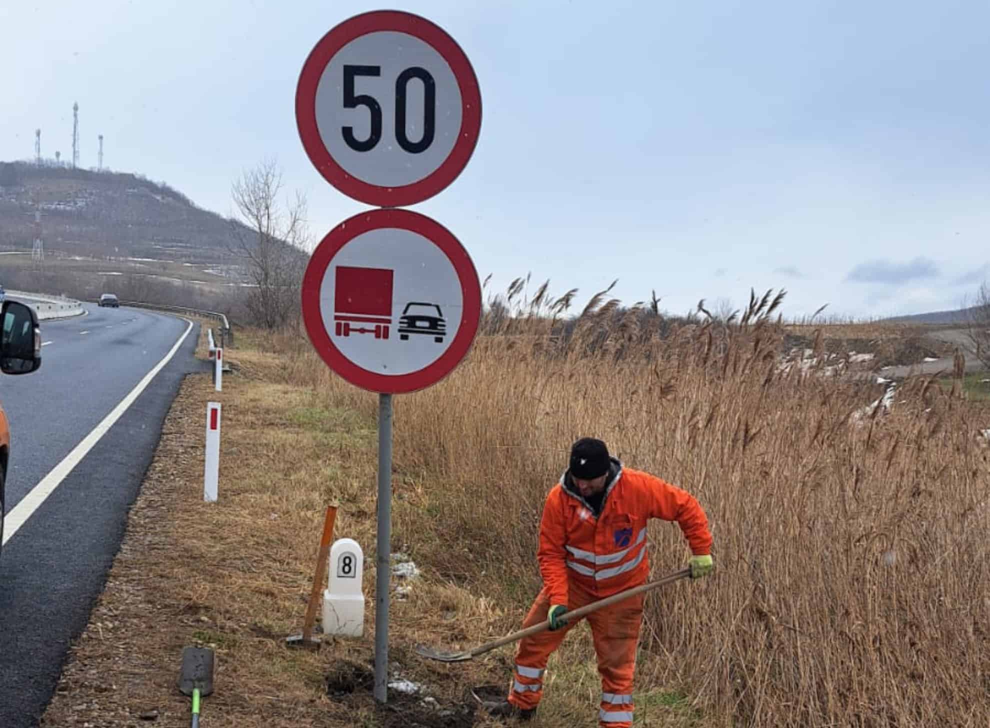 Zeci de semne de circulație doborâte de vânt în județul Sibiu. Drumarii au început reparațiile (foto)