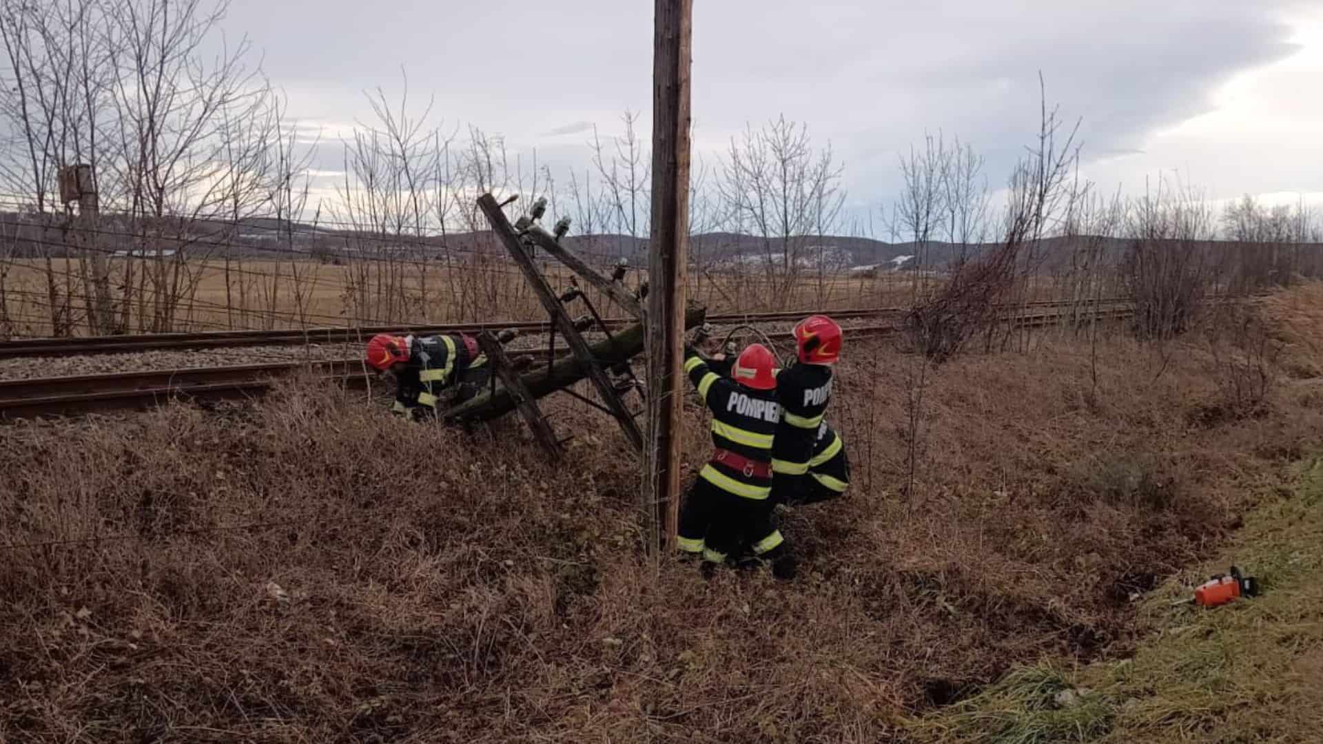 Vântul a făcut prăpăd în tot județul. Copaci și stâlpi căzuți peste calea ferată la Sibiu, Săcel și Săliște (foto)