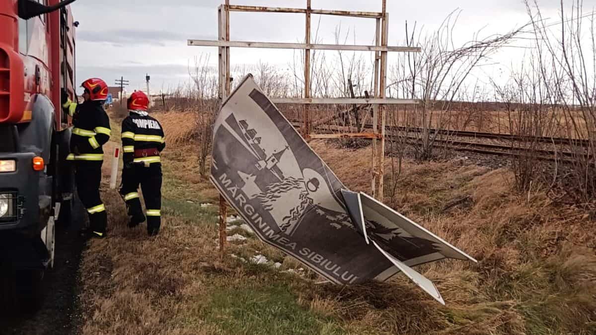 Vântul a făcut prăpăd în tot județul. Copaci și stâlpi căzuți peste calea ferată la Sibiu, Săcel și Săliște (foto)