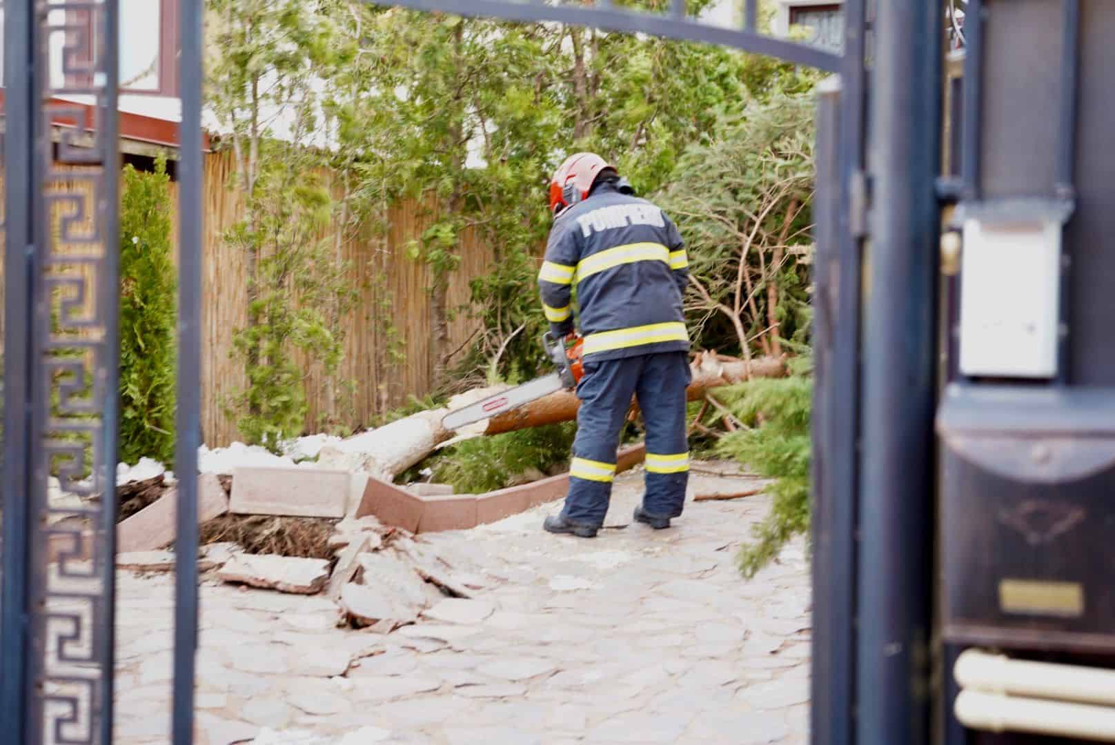 Vântul a făcut prăpăd în tot județul. Copaci și stâlpi căzuți peste calea ferată la Sibiu, Săcel și Săliște (foto)