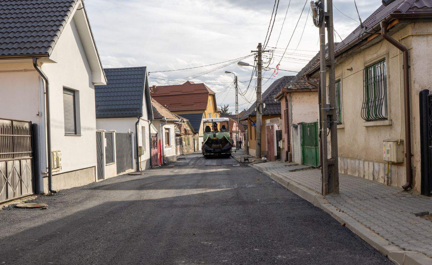 Lucrări de asfaltare pe străzile Traian, Decebal și Bicaz din municipiul Mediaș (video foto)