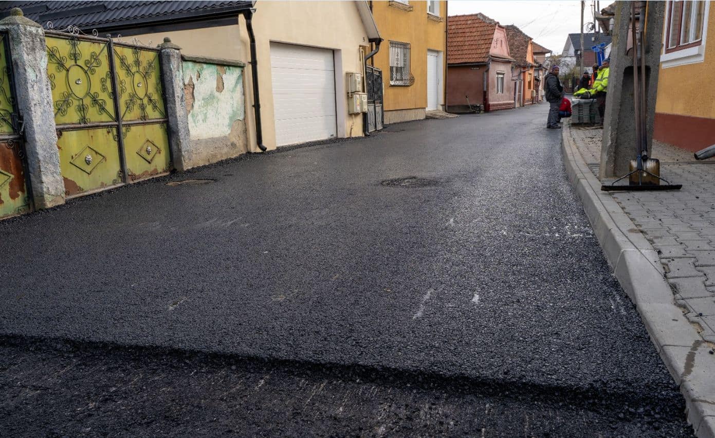 Lucrări de asfaltare pe străzile Traian, Decebal și Bicaz din municipiul Mediaș (video foto)