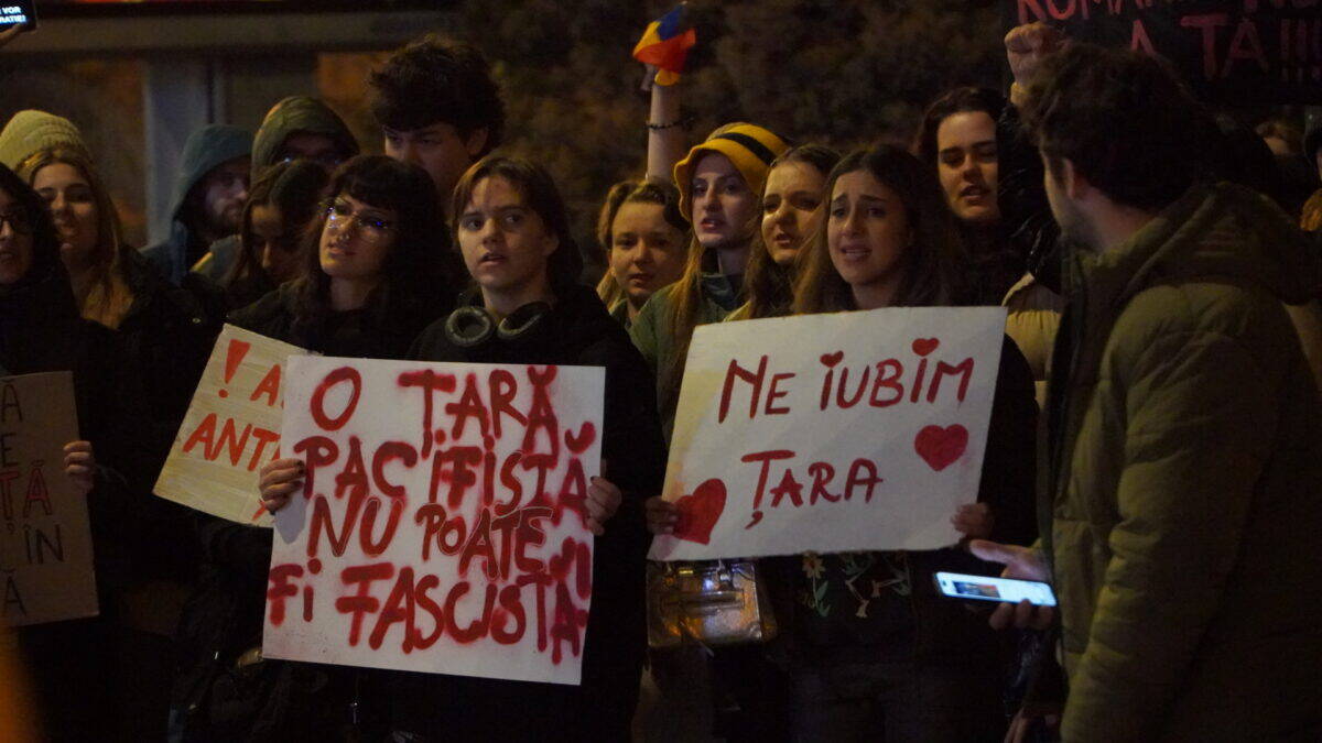 Tinerii au protestat la Sibiu împotriva lui Călin Georgescu, iar vârstnicii i-au susținut: „Pune în pericol libertatea” (video, foto)