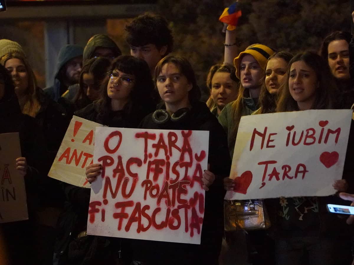 Tinerii au protestat la Sibiu împotriva lui Călin Georgescu, iar vârstnicii i-au susținut: „Pune în pericol libertatea” (video, foto)