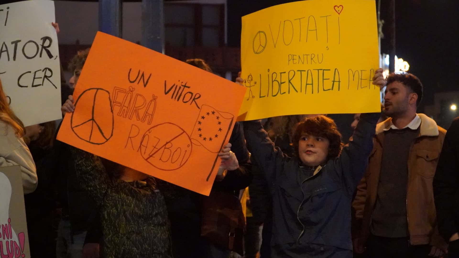 Tinerii au protestat la Sibiu împotriva lui Călin Georgescu, iar vârstnicii i-au susținut: „Pune în pericol libertatea” (video, foto)