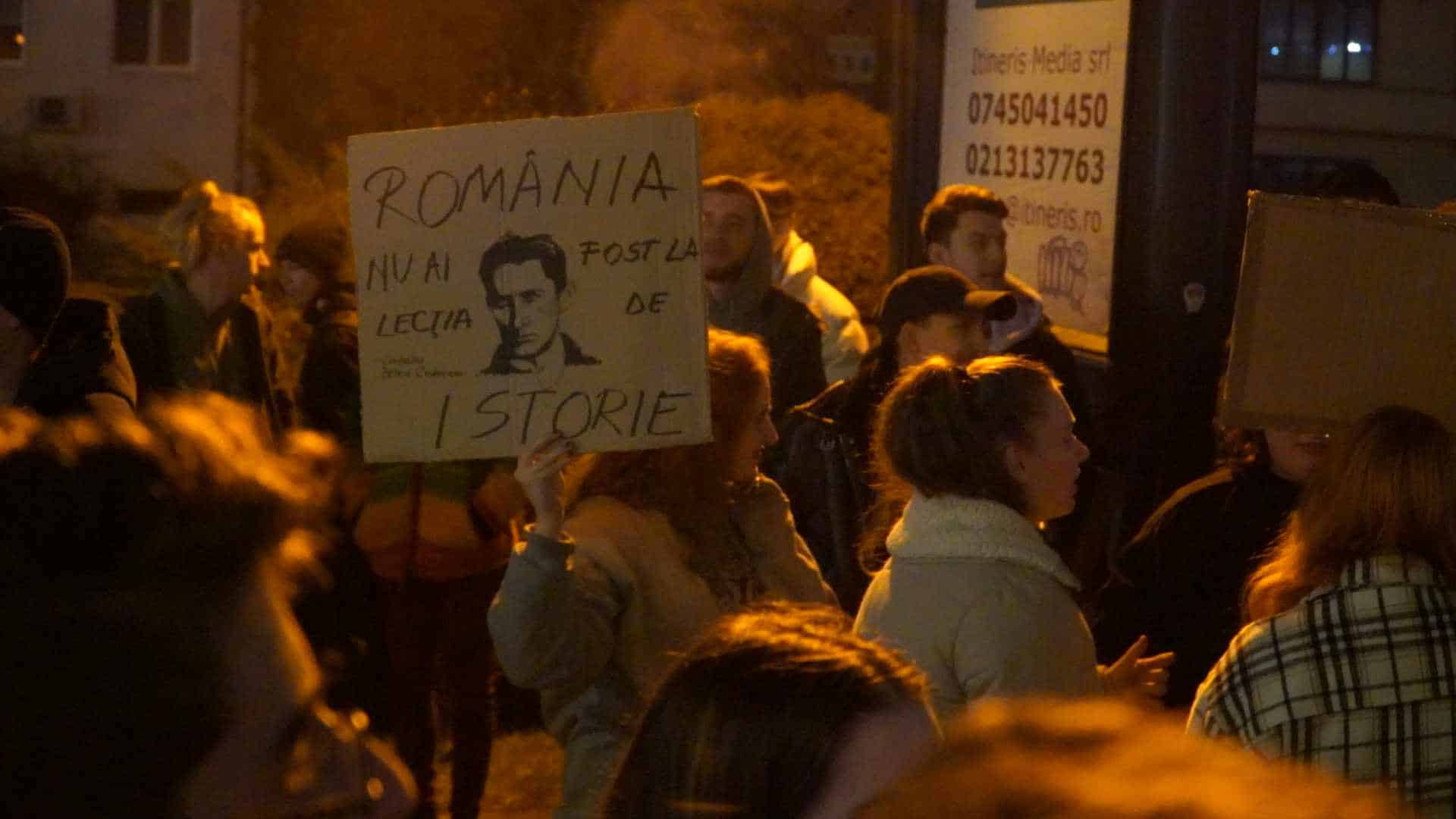 Tinerii au protestat la Sibiu împotriva lui Călin Georgescu, iar vârstnicii i-au susținut: „Pune în pericol libertatea” (video, foto)