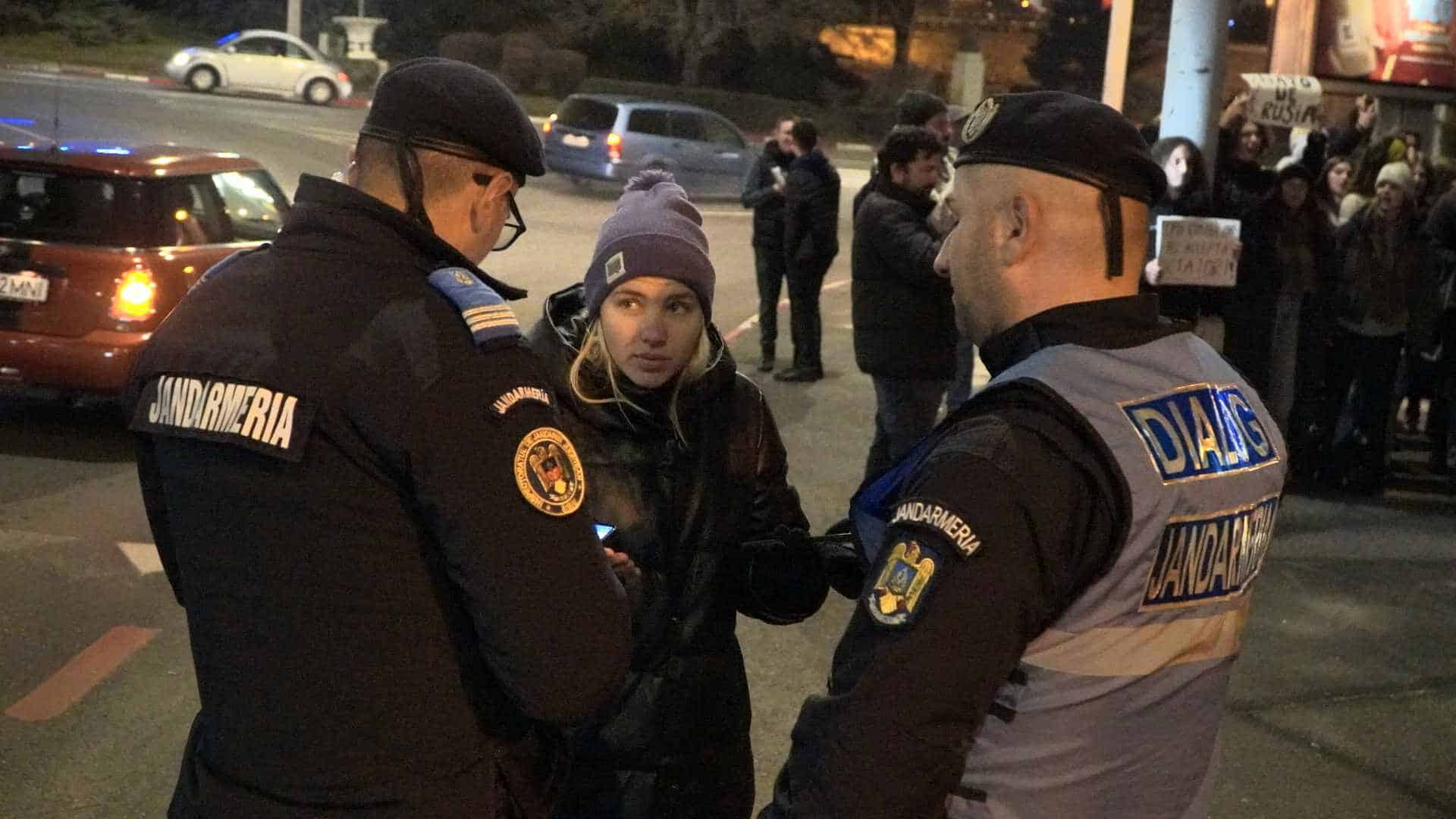 Tinerii au protestat la Sibiu împotriva lui Călin Georgescu, iar vârstnicii i-au susținut: „Pune în pericol libertatea” (video, foto)