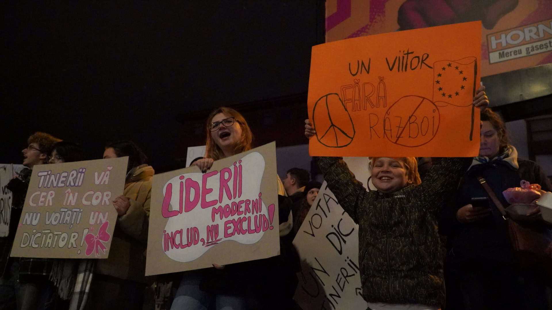 Tinerii au protestat la Sibiu împotriva lui Călin Georgescu, iar vârstnicii i-au susținut: „Pune în pericol libertatea” (video, foto)