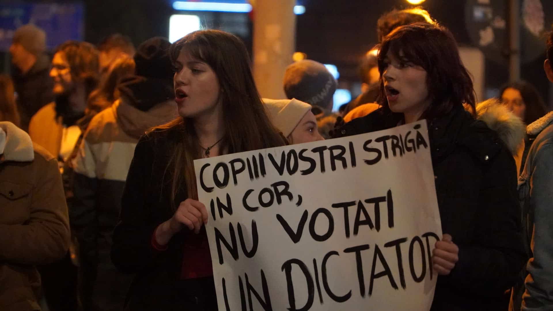 Tinerii au protestat la Sibiu împotriva lui Călin Georgescu, iar vârstnicii i-au susținut: „Pune în pericol libertatea” (video, foto)